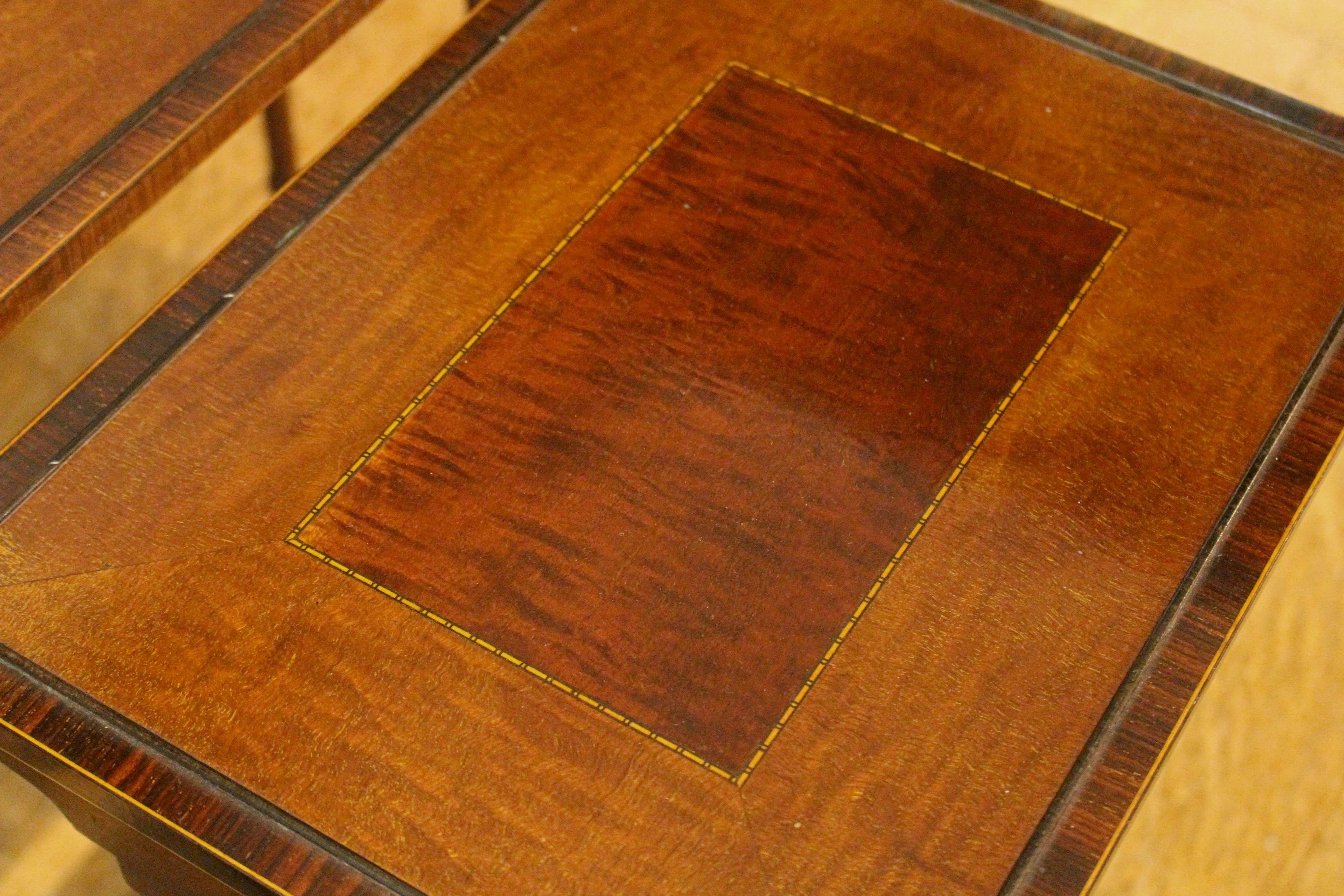 Bois Vers 1880 Quatuor de tables gigognes anglaises en vente