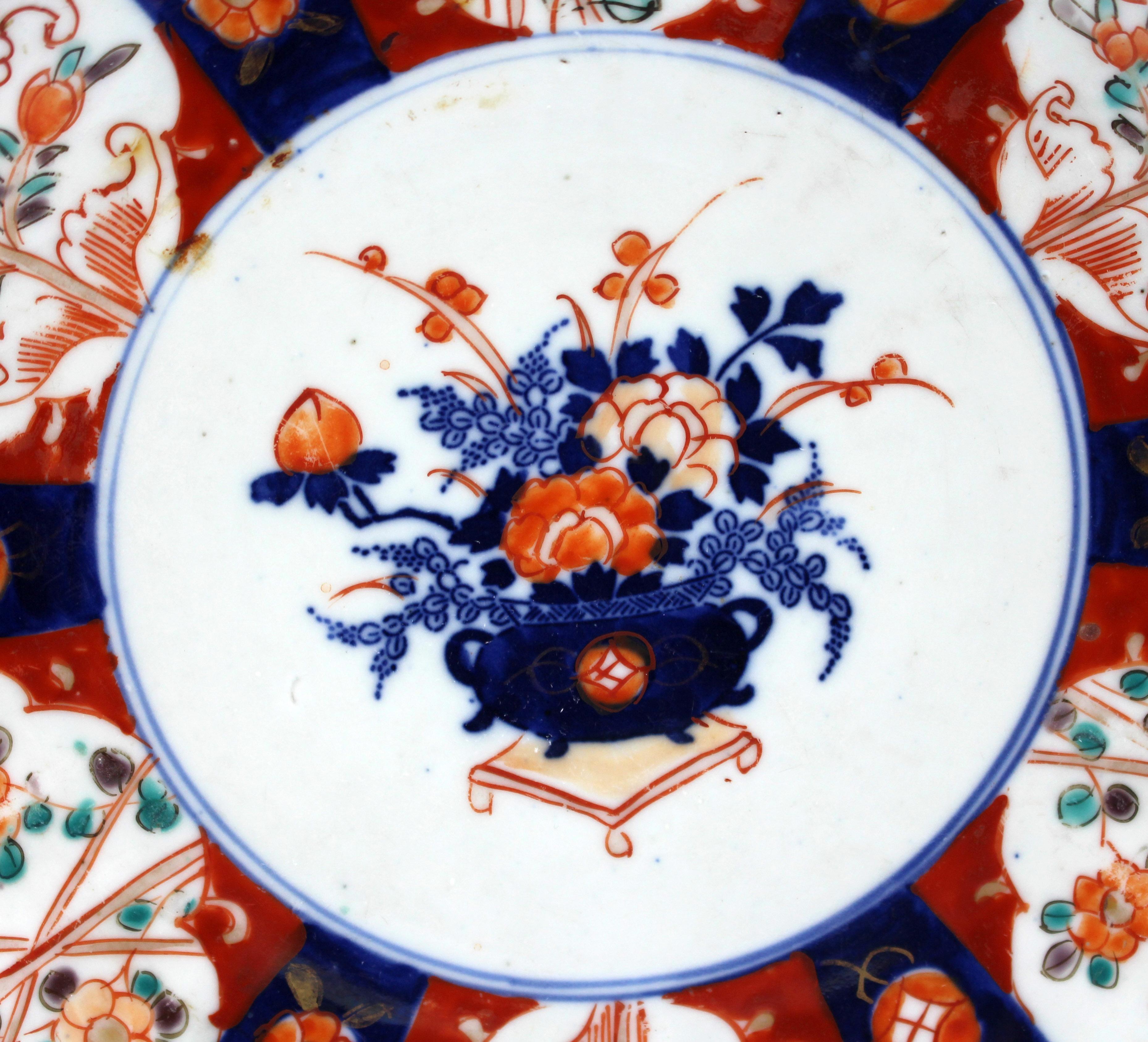 Circa 1880 Scalloped Japanese Imari Plate (Japanisch) im Angebot