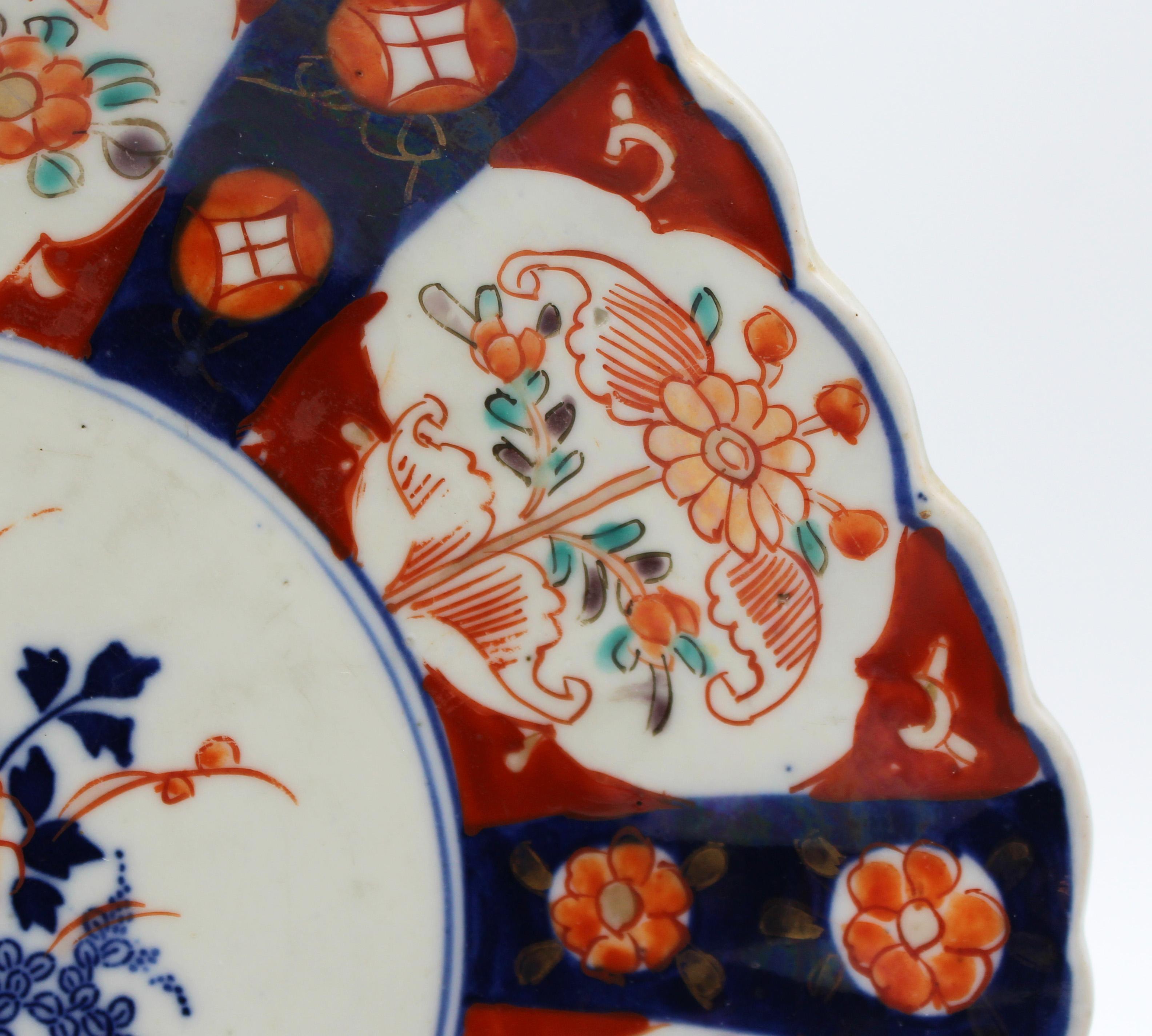 Circa 1880 Scalloped Japanese Imari Plate im Zustand „Gut“ im Angebot in Chapel Hill, NC