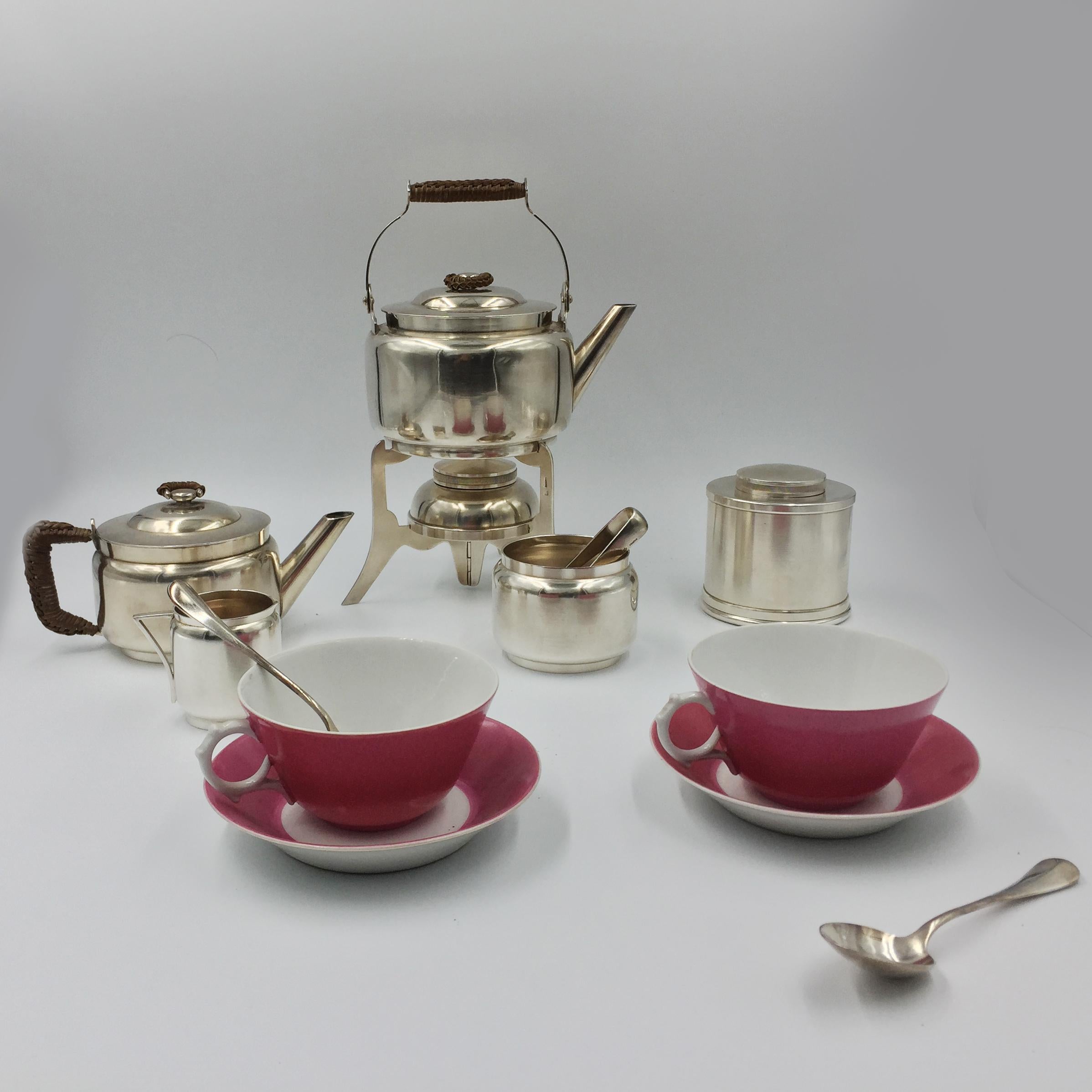 Christopher Dresser tea metal is in dark blue-grained leather. The design is the number # 85275. In very good condition with its original pieces. Silverware is from England and pink teacups and saucers from Limoges in France.
This tea travel