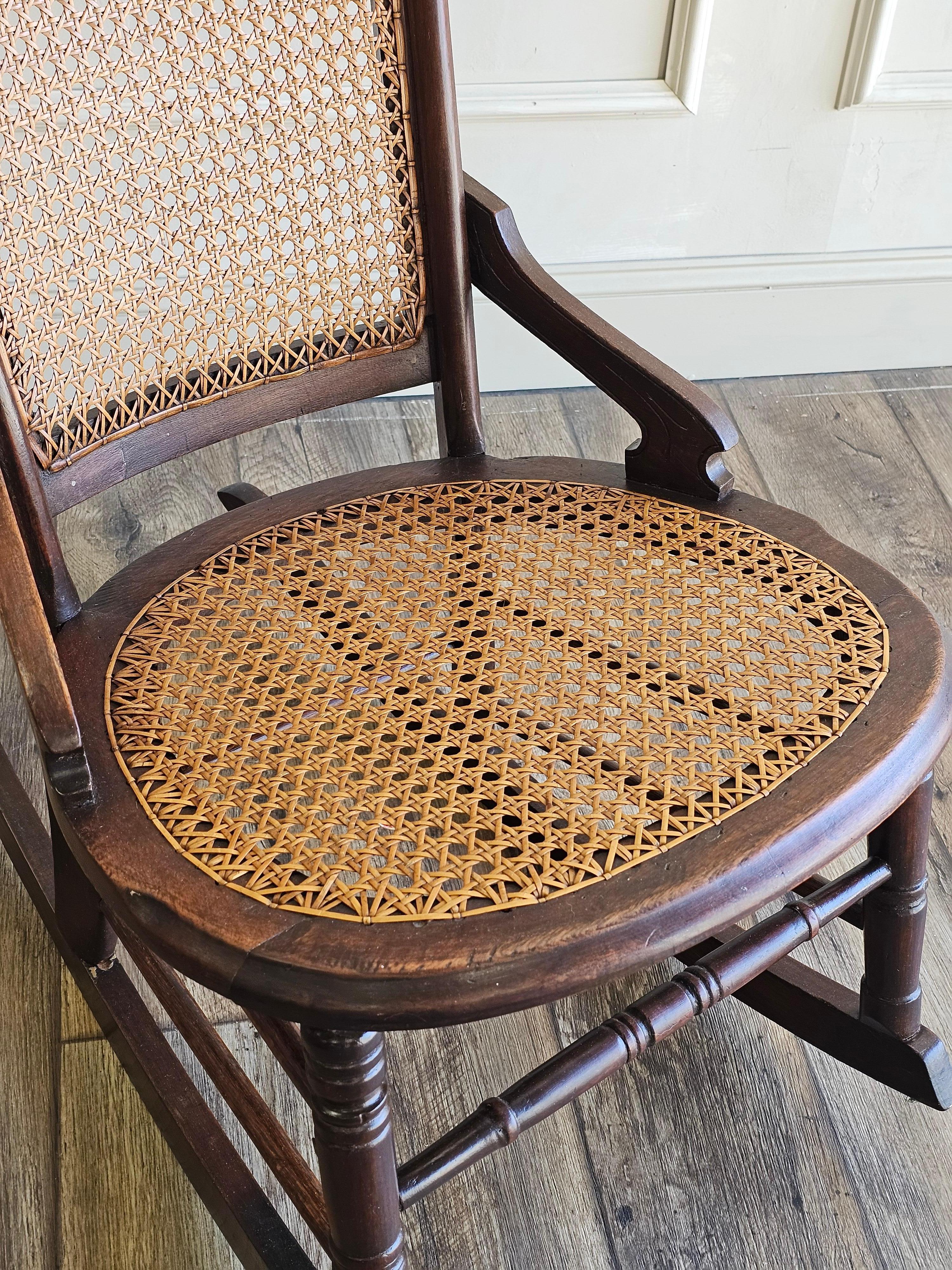 Vannerie Circa 1880 Chaise à bascule de salon victorienne en vente