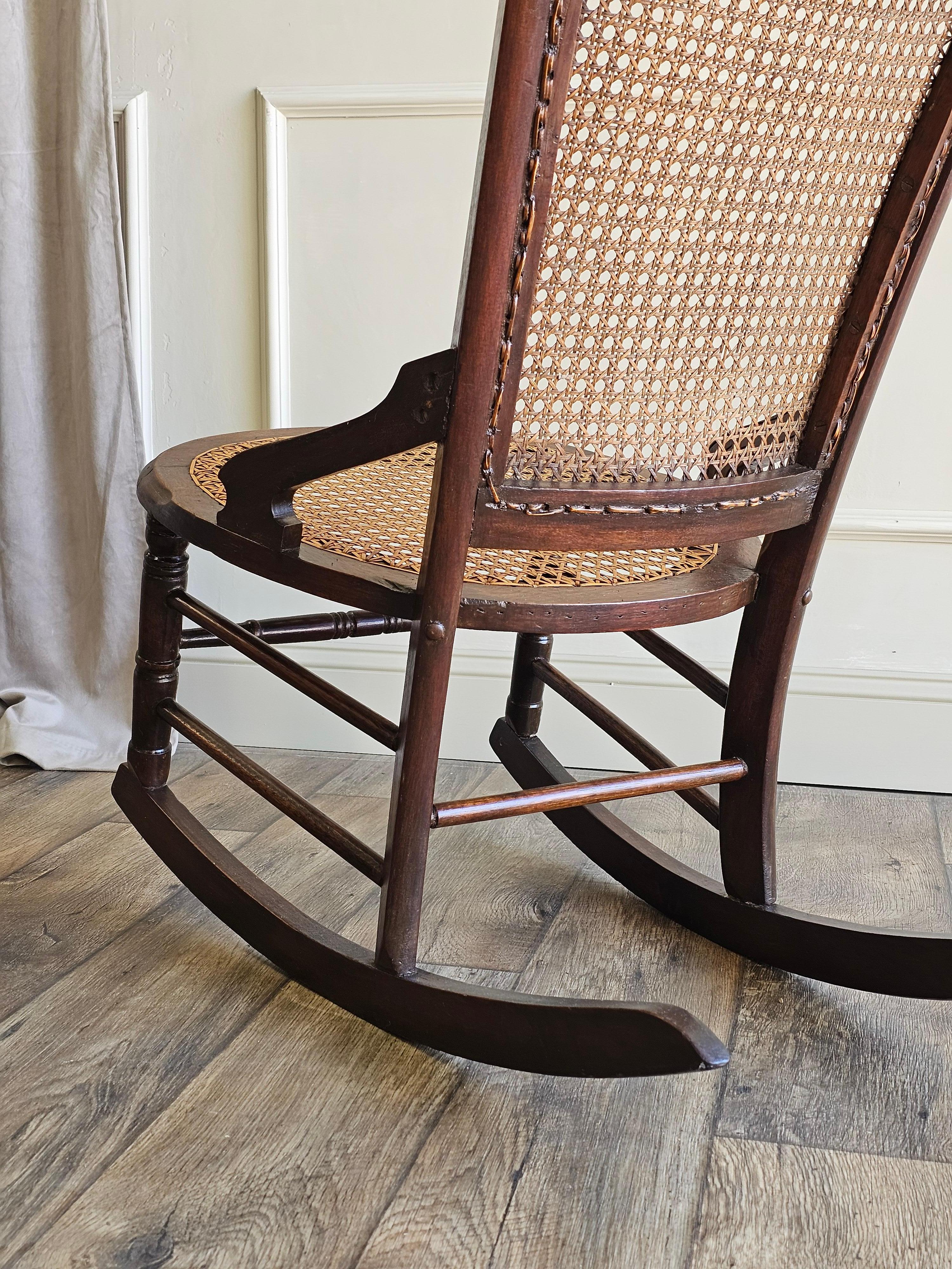 Circa 1880 Chaise à bascule de salon victorienne Bon état - En vente à Unionville, TN