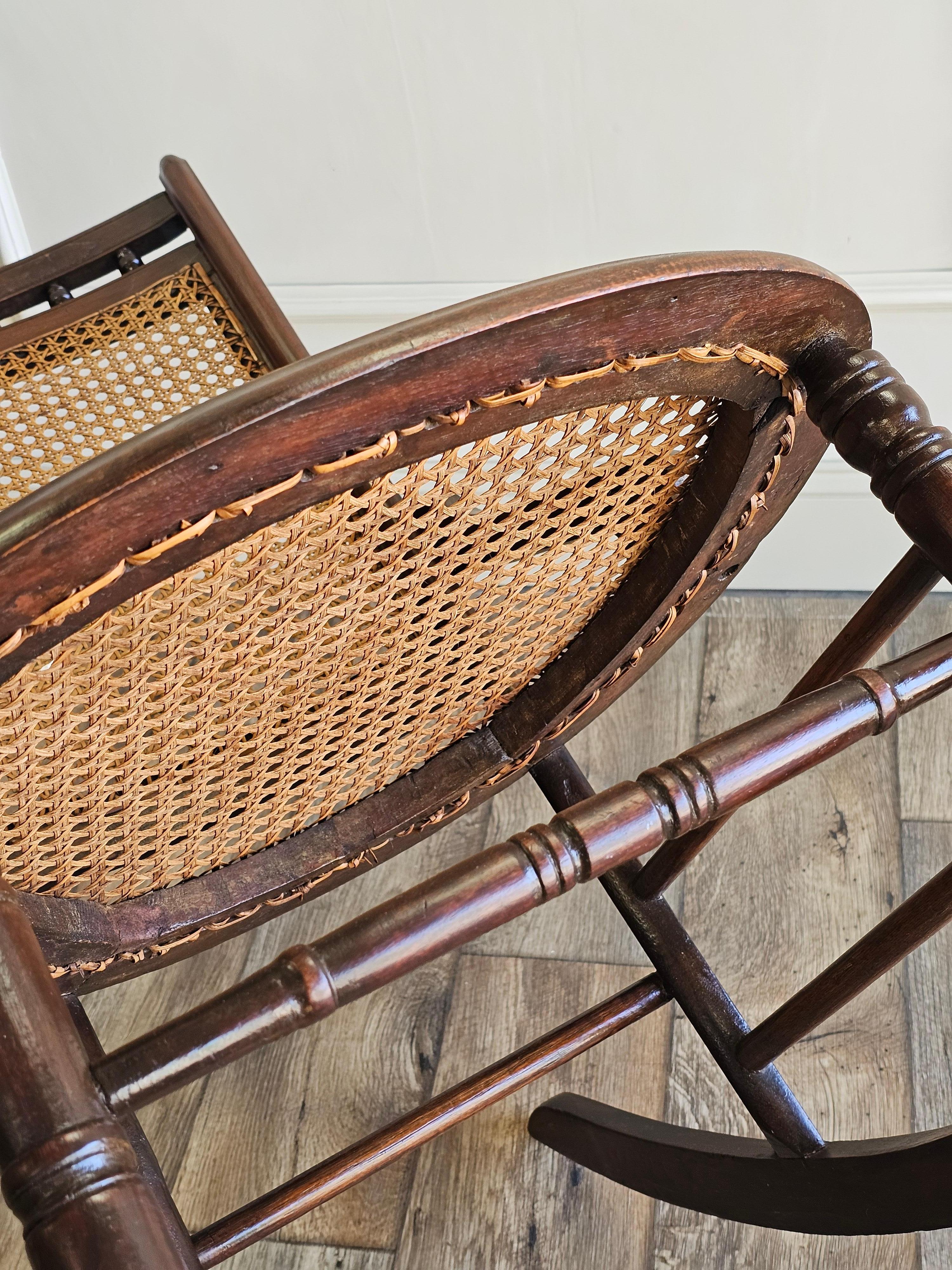 Fin du XIXe siècle Circa 1880 Chaise à bascule de salon victorienne en vente