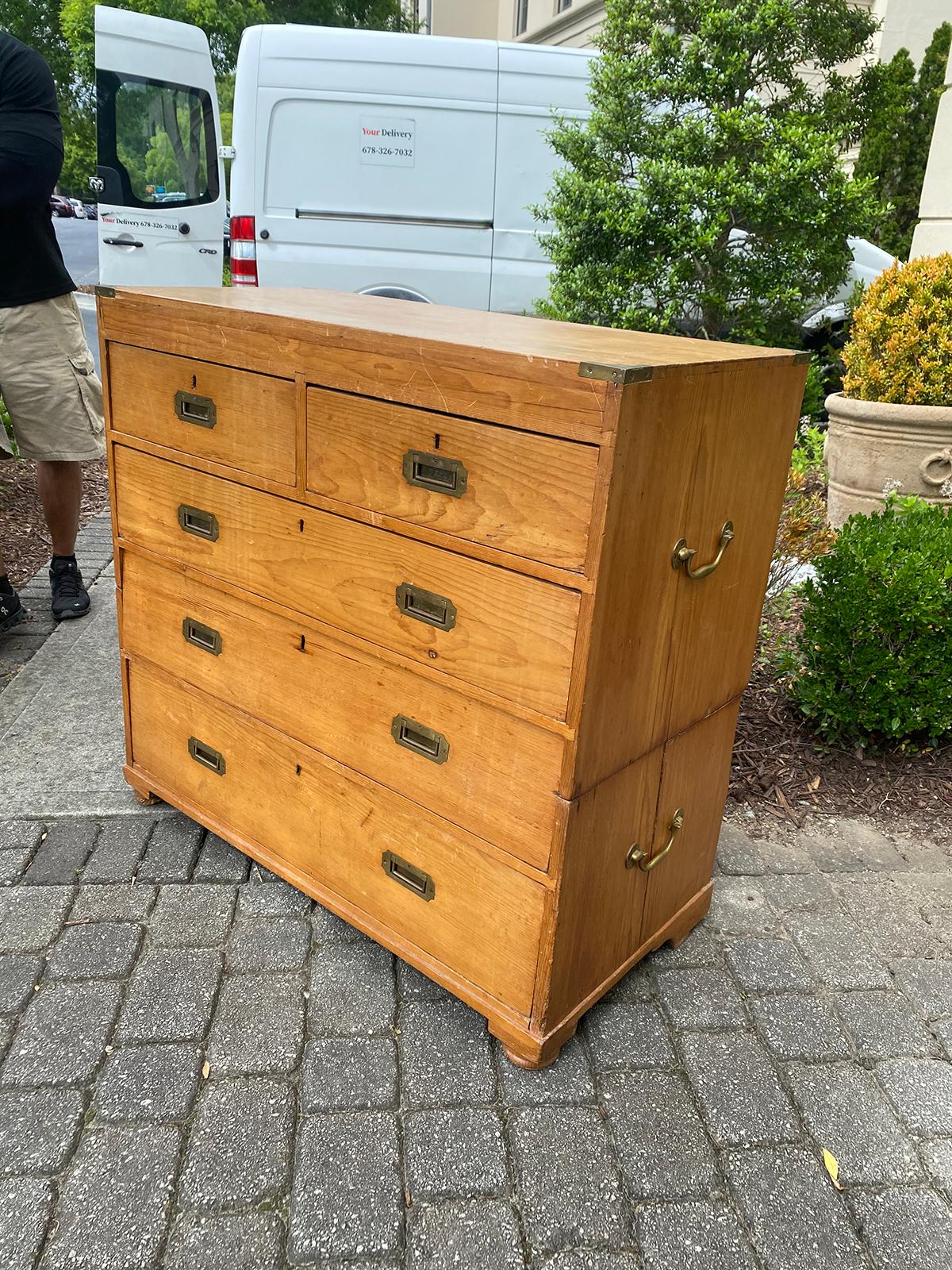 Circa 1880s-1890s English Pine Campaign Chest of Drawers In Good Condition For Sale In Atlanta, GA