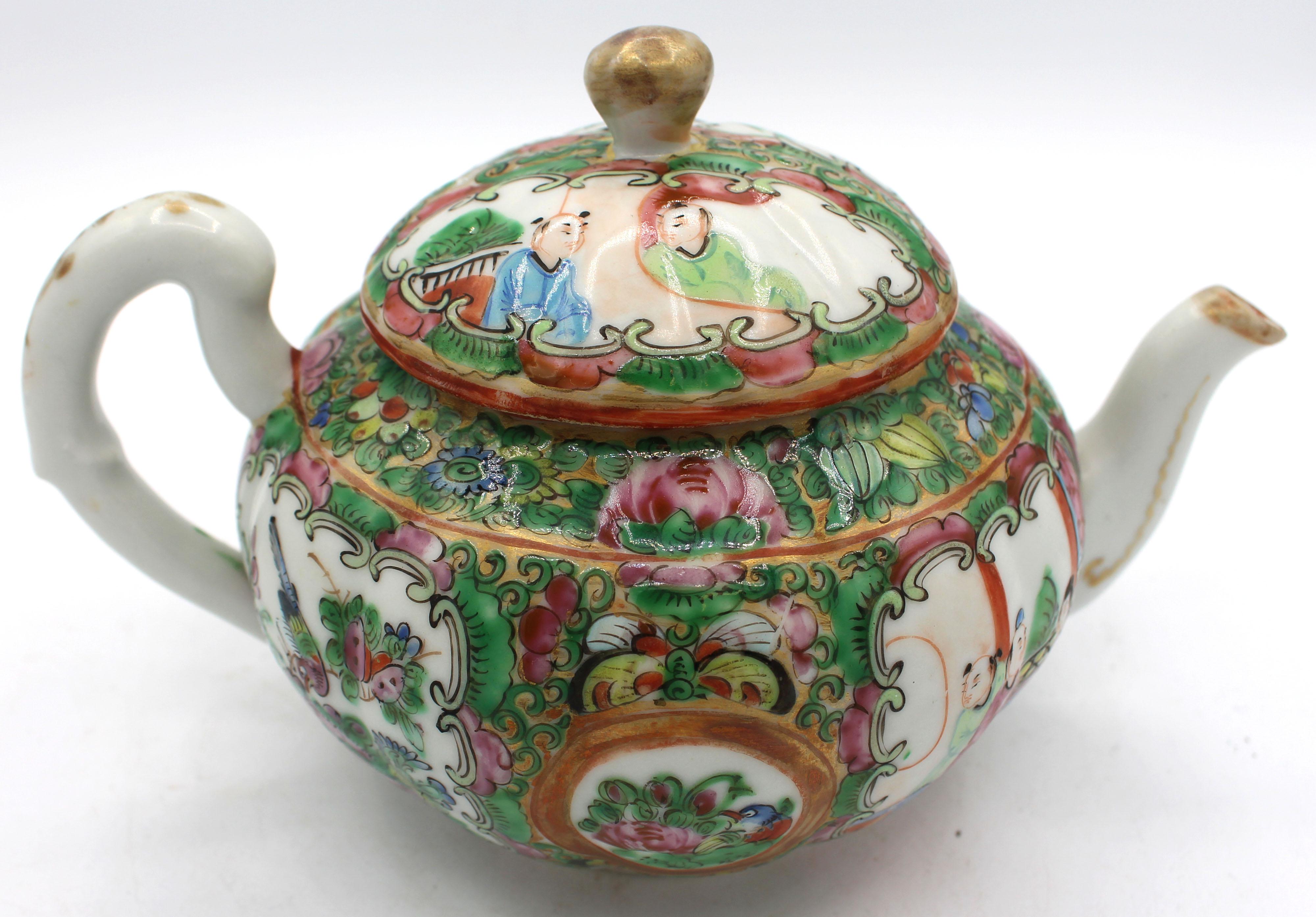 Qing Circa 1880s Chinese Export Rose Medallion Tea Pot & Cover For Sale