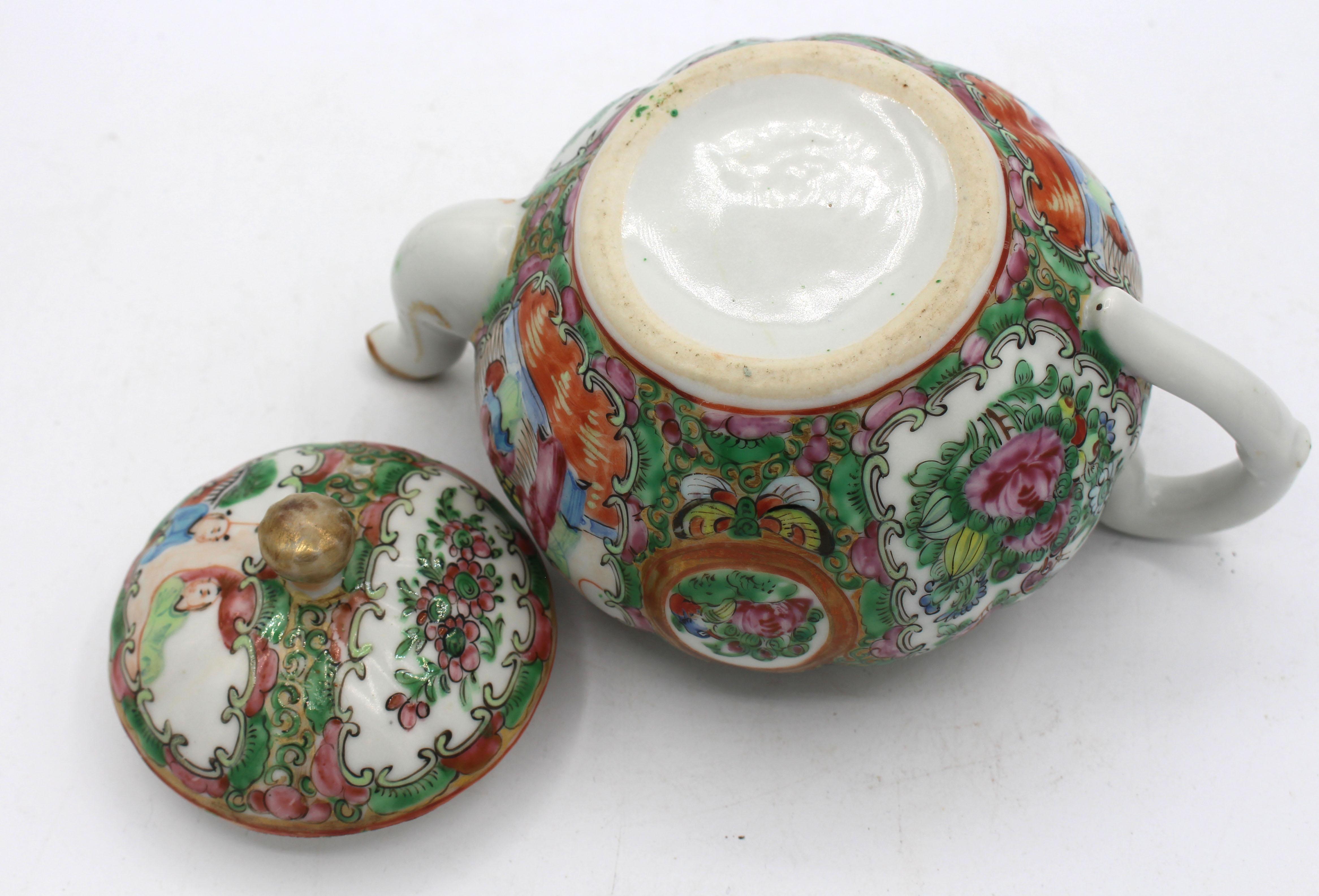 Circa 1880s Chinese Export Rose Medallion Tea Pot & Cover For Sale 1