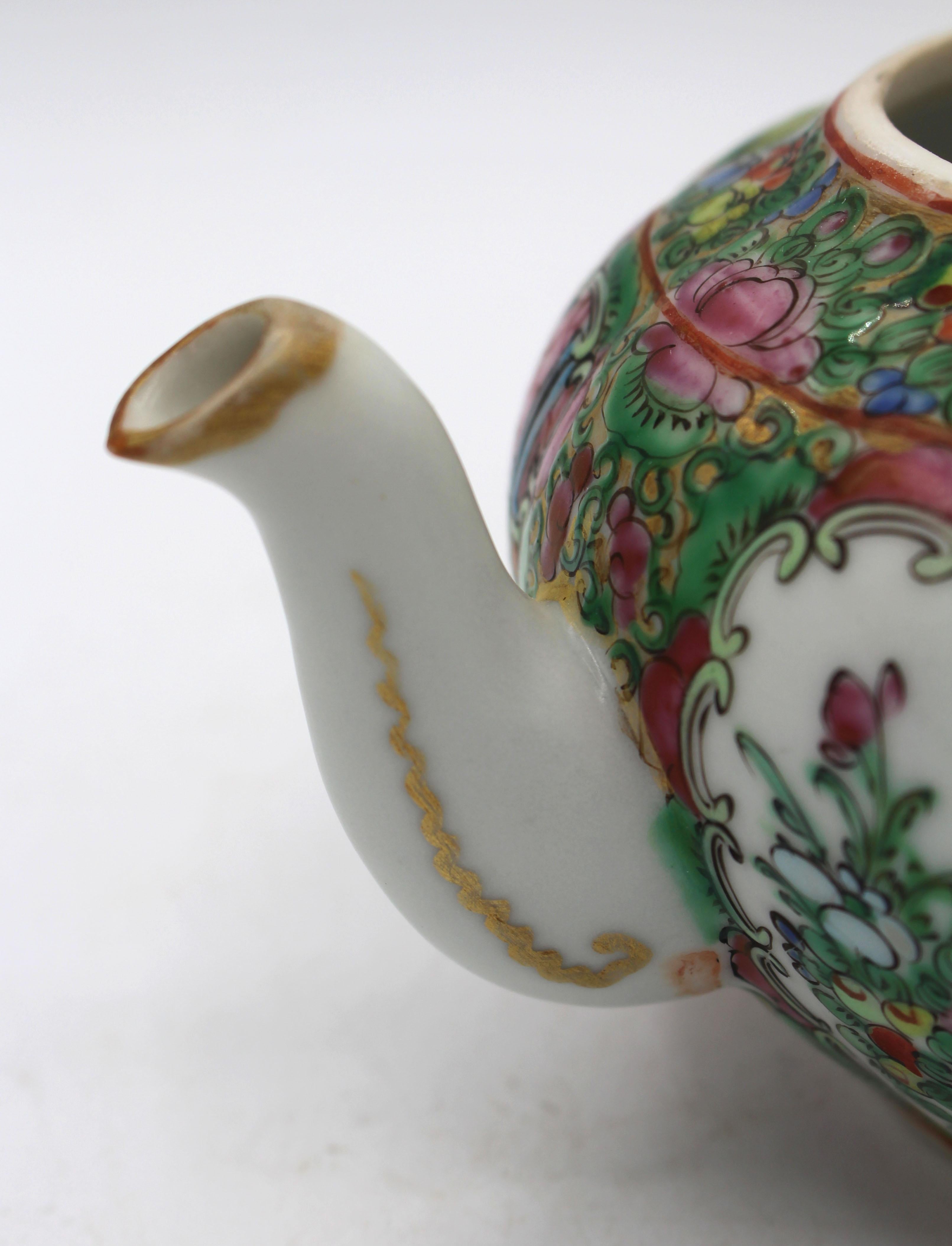 Circa 1880s Chinese Export Rose Medallion Tea Pot & Cover For Sale 2
