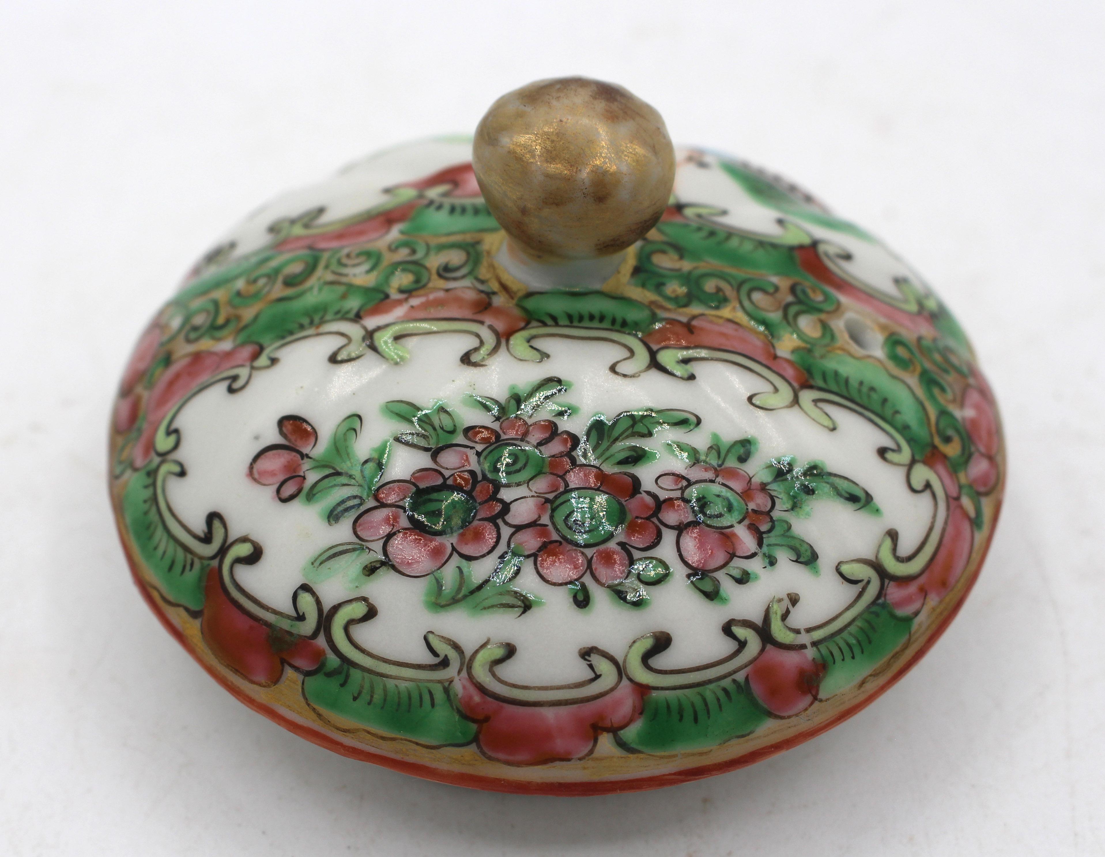 Circa 1880s Chinese Export Rose Medallion Tea Pot & Cover For Sale 3