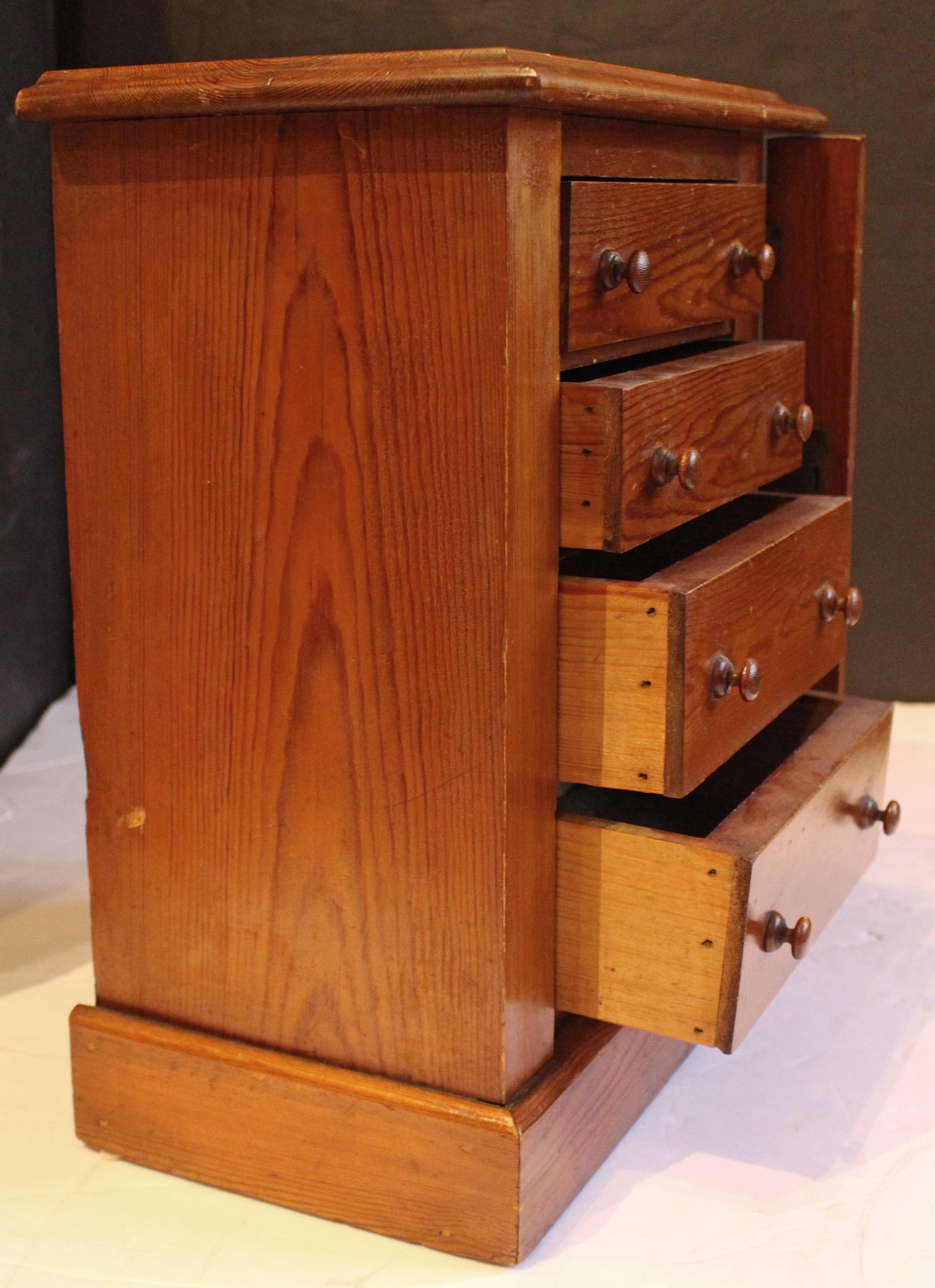 Vittoriano Cassettiera inglese in miniatura o Child & Child del 1880 circa in vendita