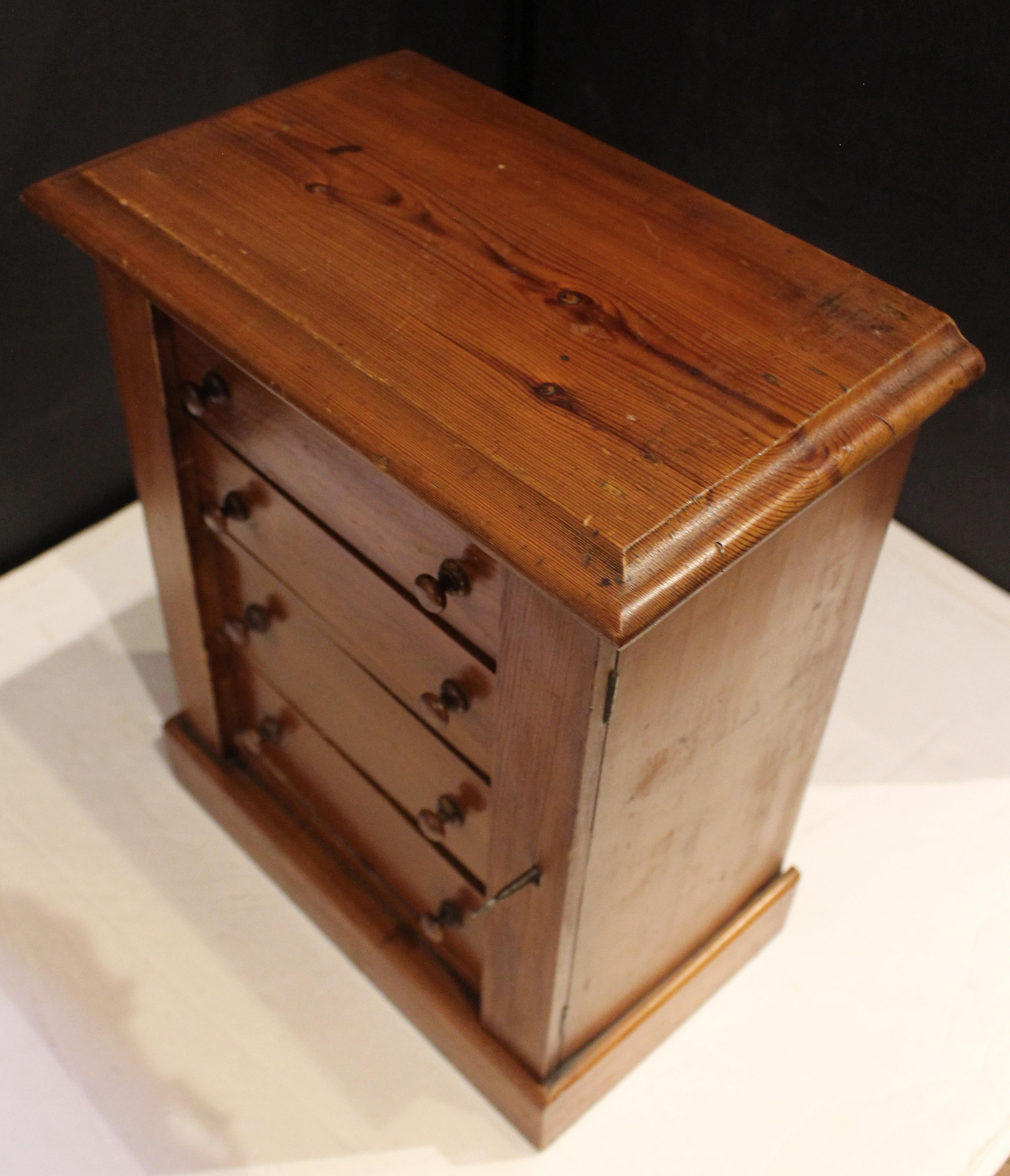 Inglese Cassettiera inglese in miniatura o Child & Child del 1880 circa in vendita