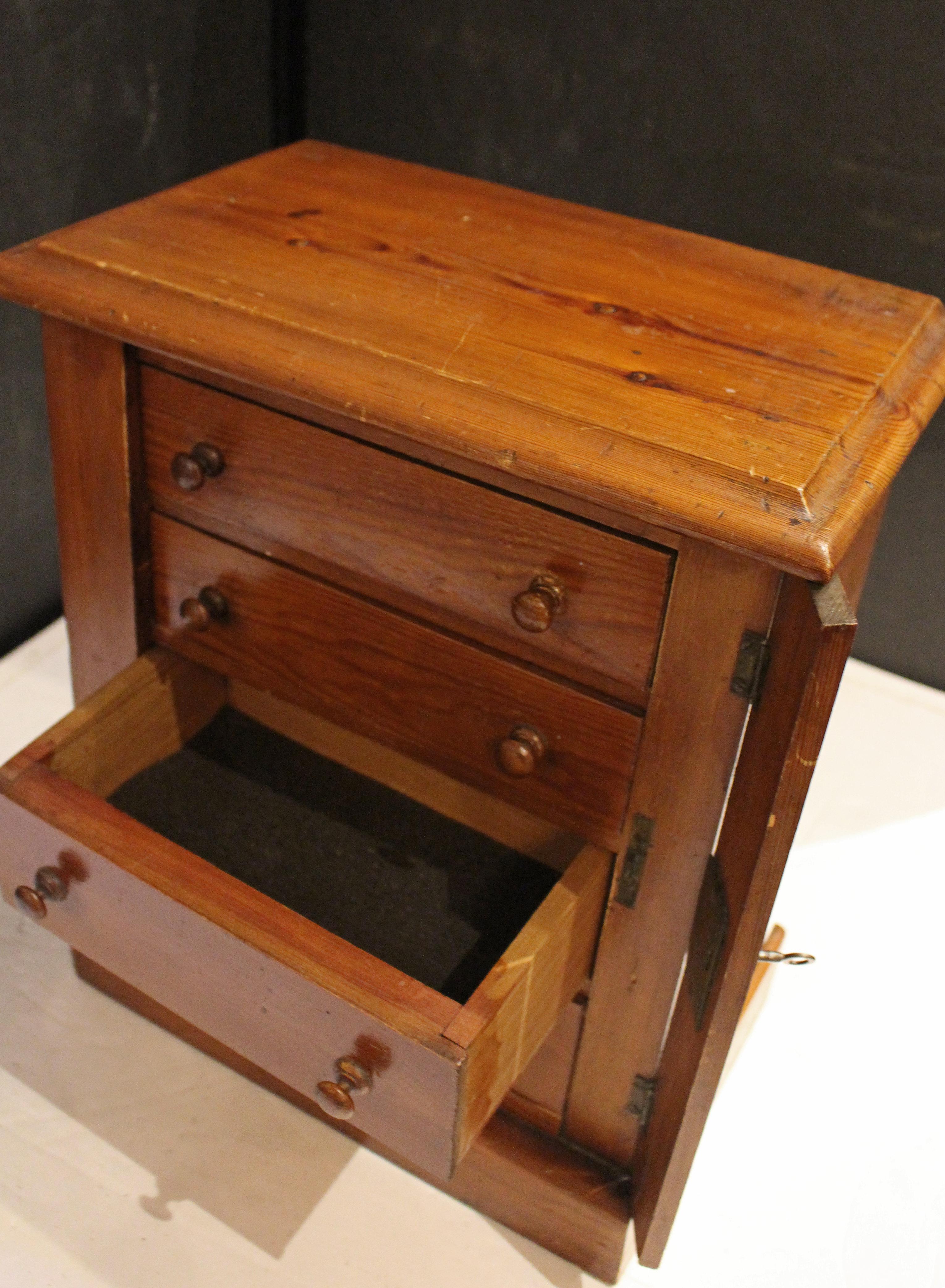 Cassettiera inglese in miniatura o Child & Child del 1880 circa In condizioni buone in vendita a Chapel Hill, NC