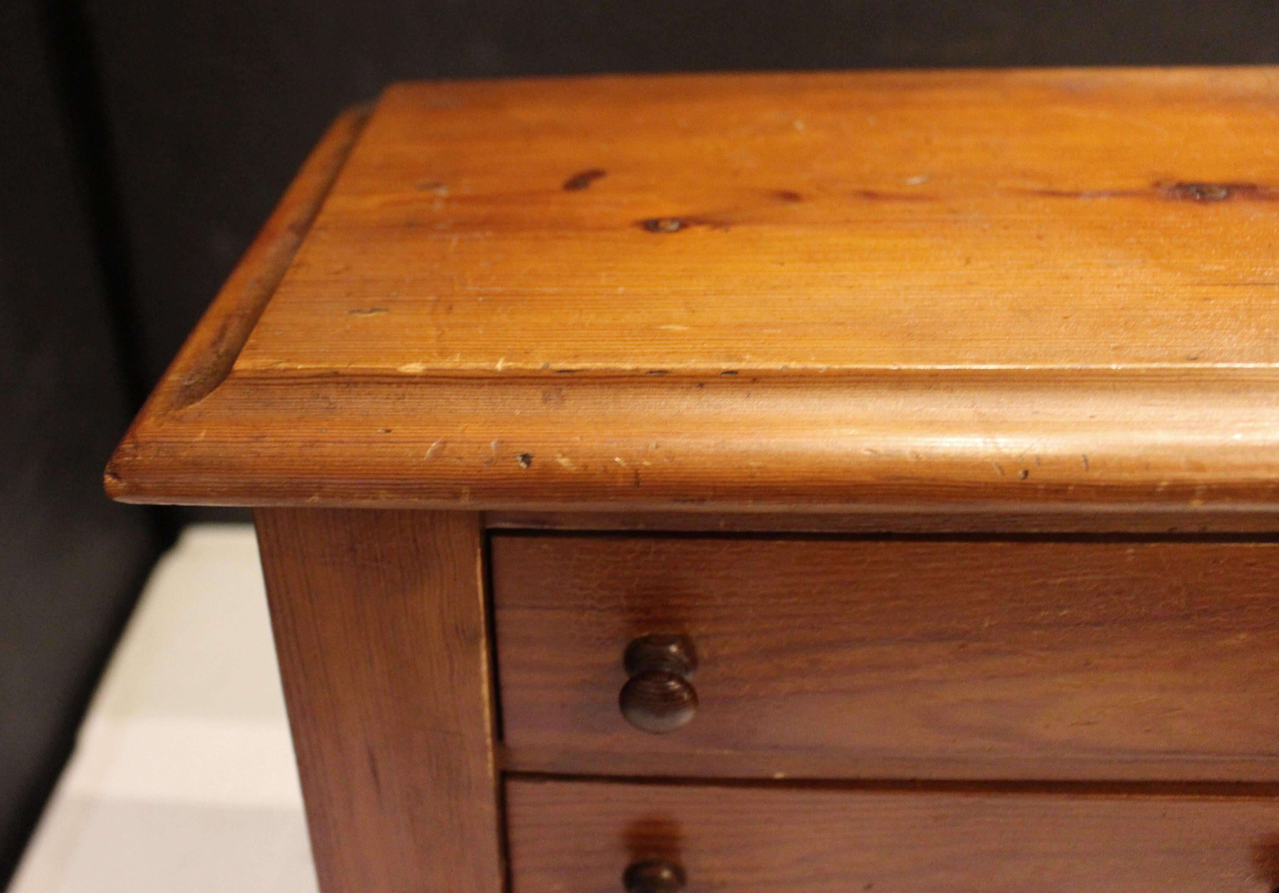 XIX secolo Cassettiera inglese in miniatura o Child & Child del 1880 circa in vendita