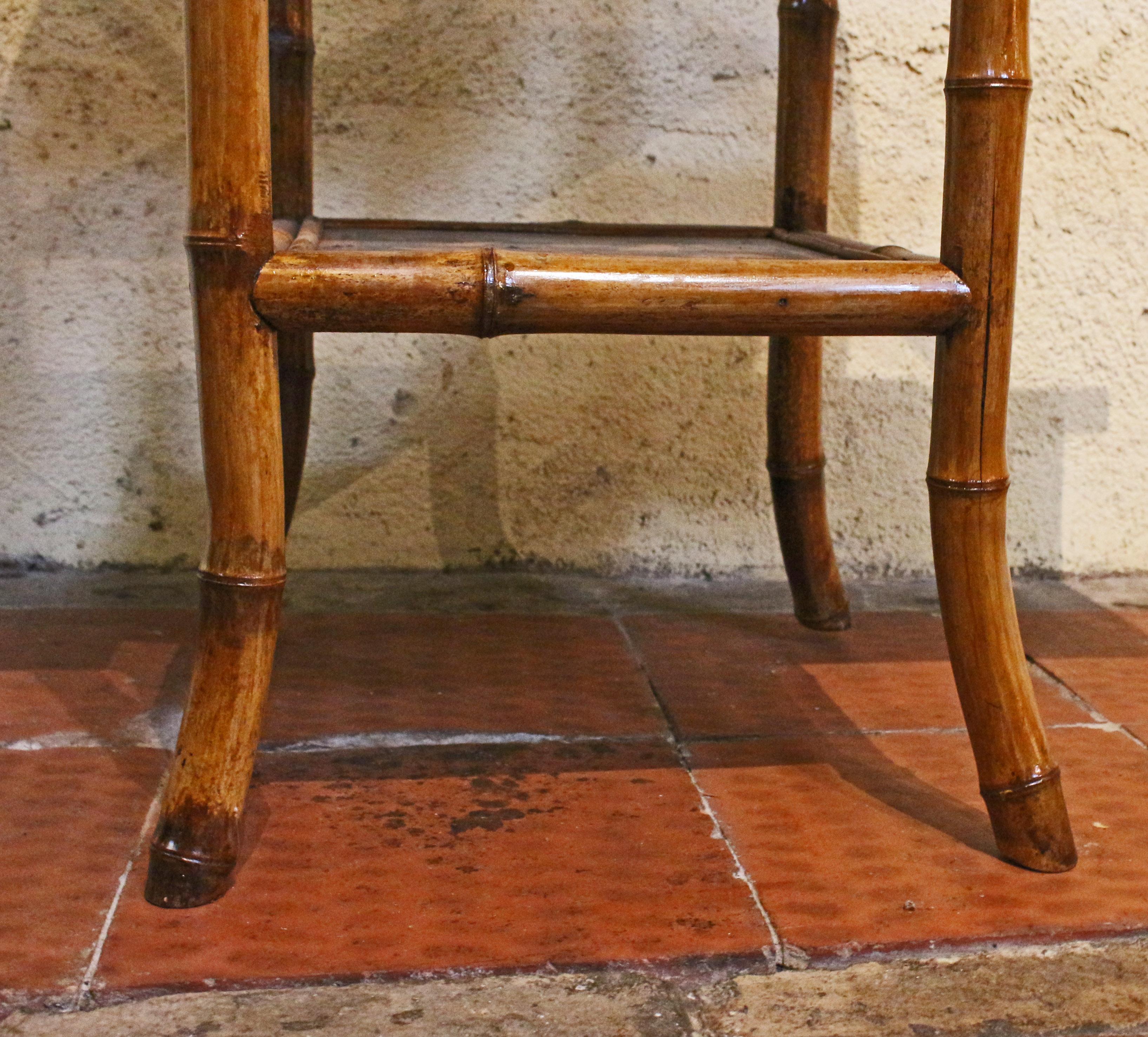 Mesa inglesa de bambú de varios pisos, circa 1880 siglo XIX en venta