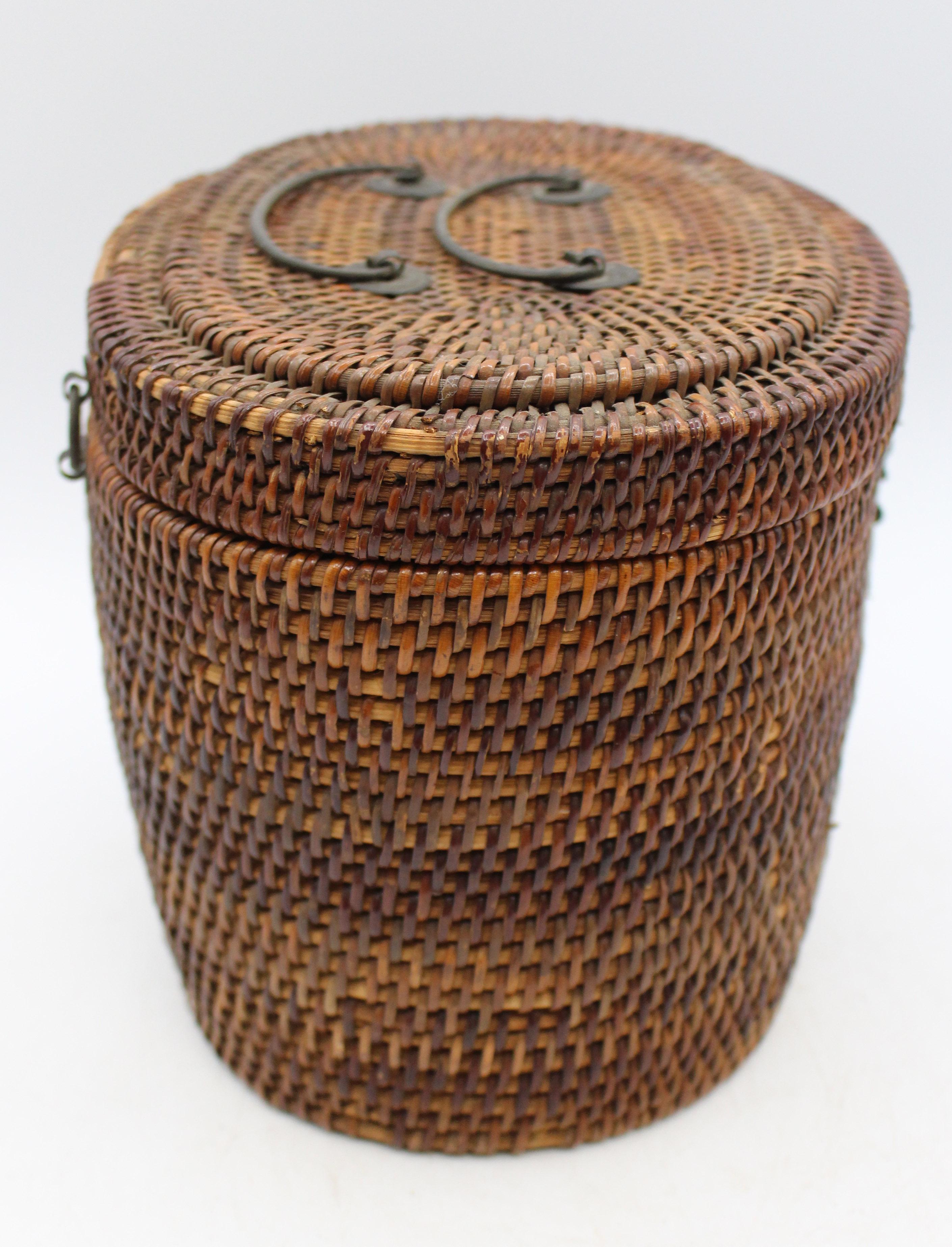Circa 1880 Famille Rose Théière et bol à thé dans un panier en vente 3