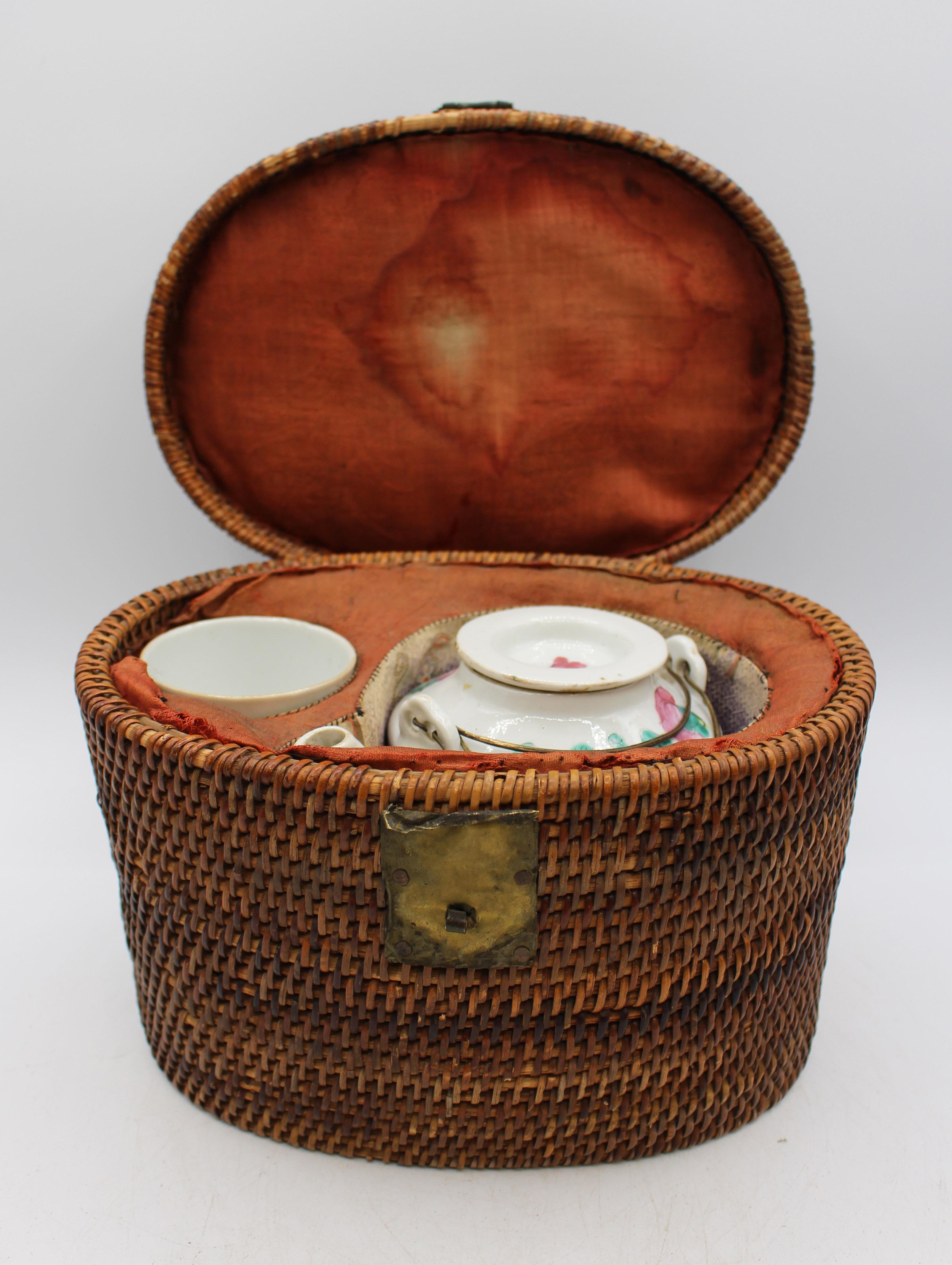 Vers 1880 Théière et bol à thé de la famille rose dans un panier, exportation chinoise. Fin de la dynastie Qing. Panier rembourré en osier tressé à la main avec montures en laiton, intérieur en l'état.

Panier : 9,5
