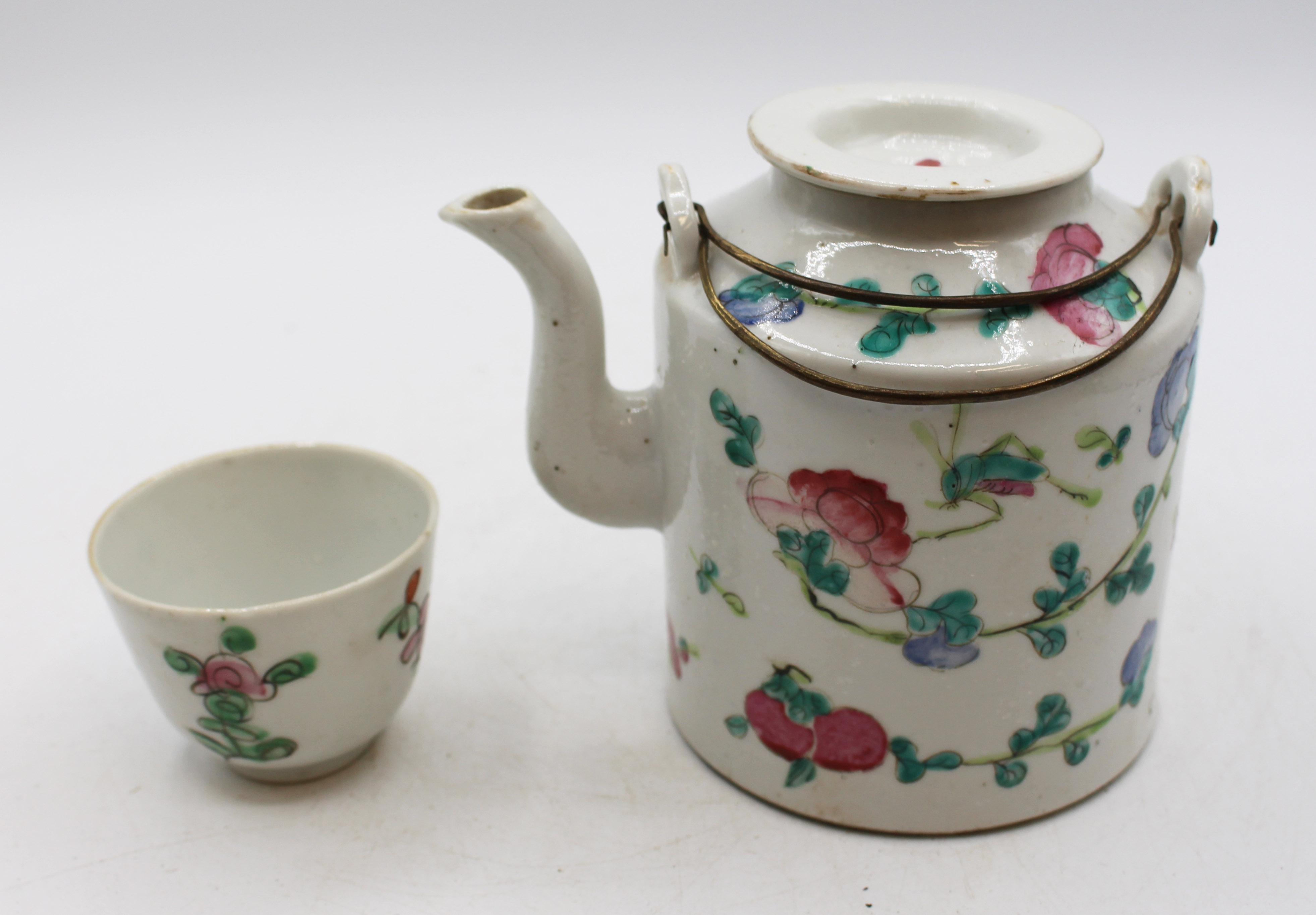 Exportation chinoise Circa 1880 Famille Rose Théière et bol à thé dans un panier en vente
