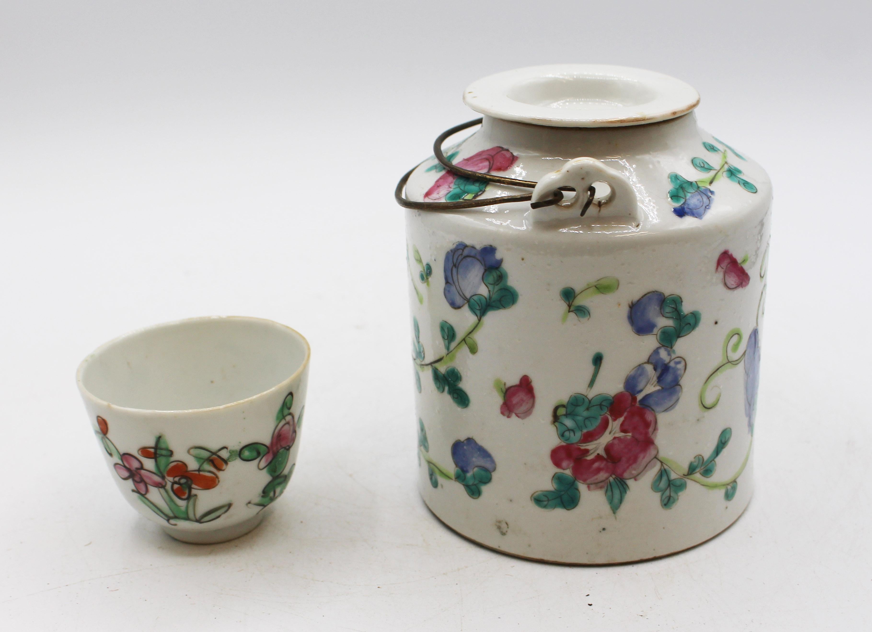 Chinois Circa 1880 Famille Rose Théière et bol à thé dans un panier en vente