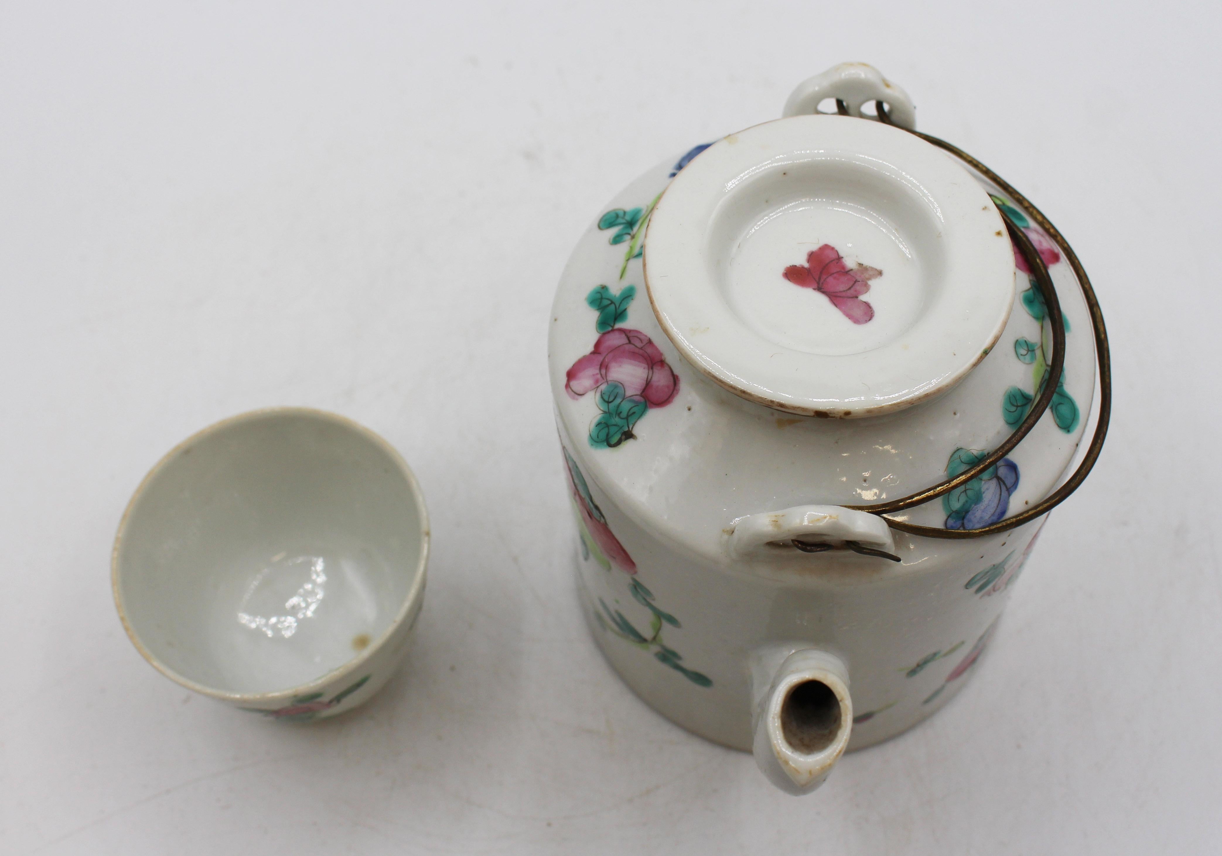 Circa 1880 Famille Rose Théière et bol à thé dans un panier Bon état - En vente à Chapel Hill, NC