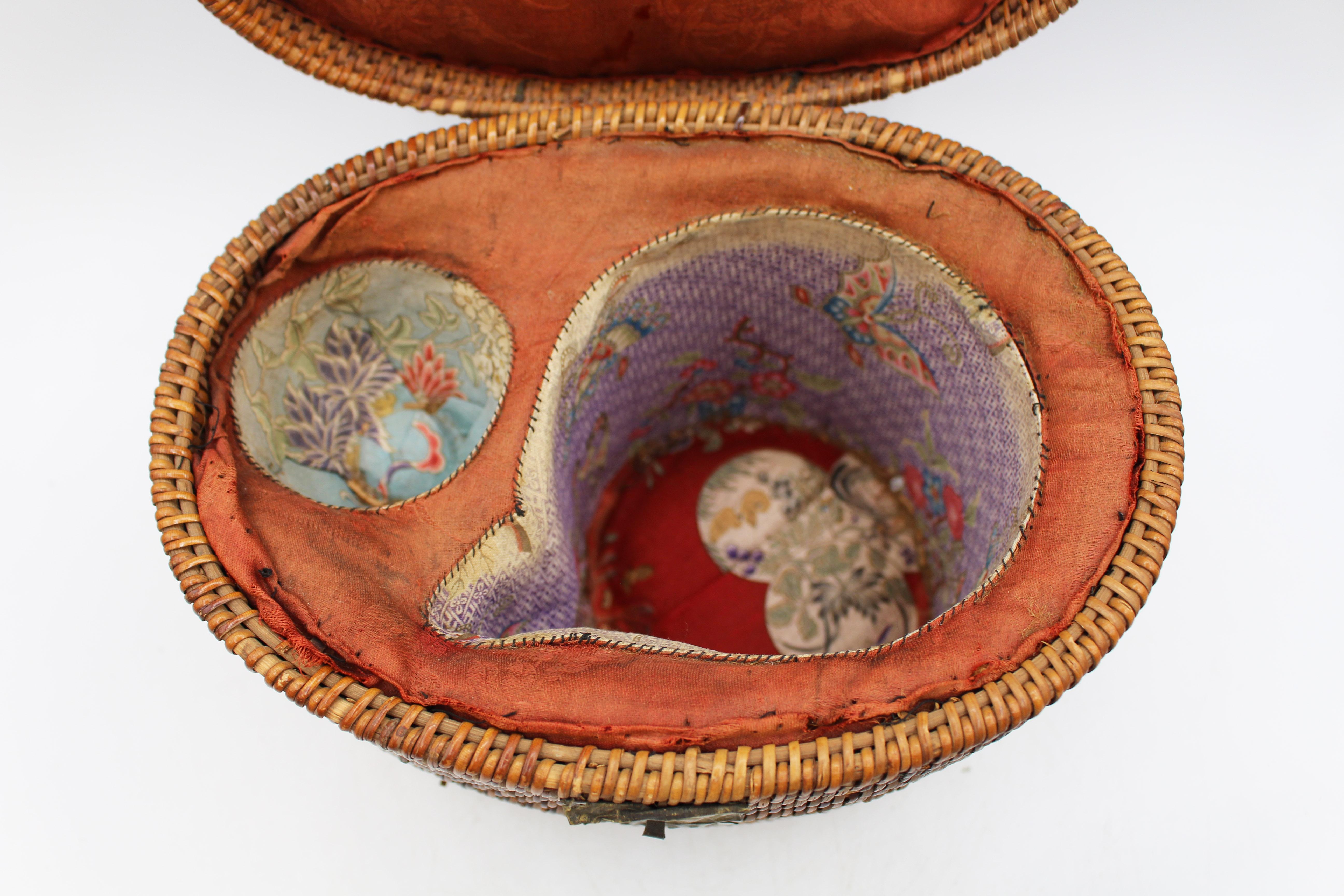 XIXe siècle Circa 1880 Famille Rose Théière et bol à thé dans un panier en vente