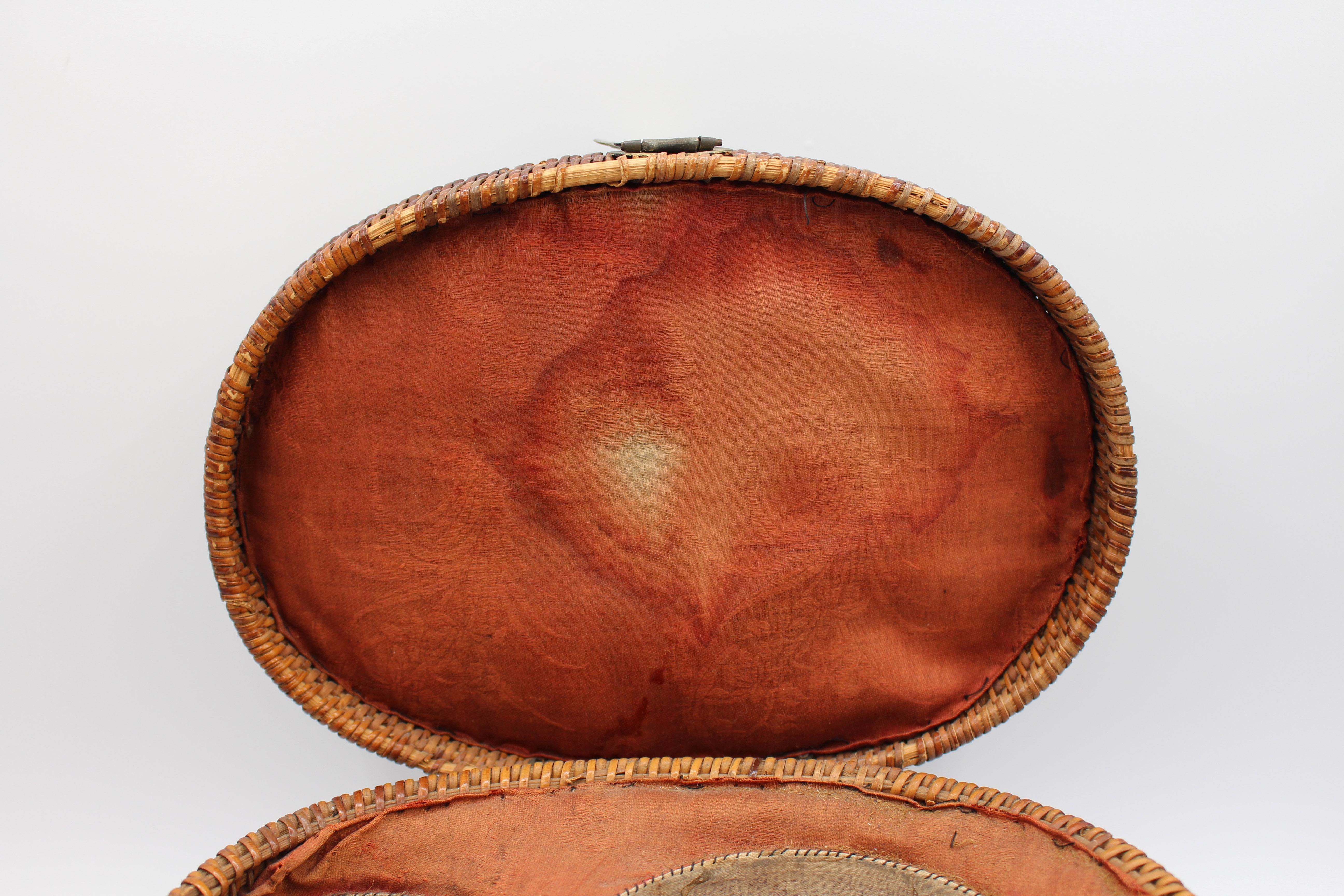 Porcelaine Circa 1880 Famille Rose Théière et bol à thé dans un panier en vente