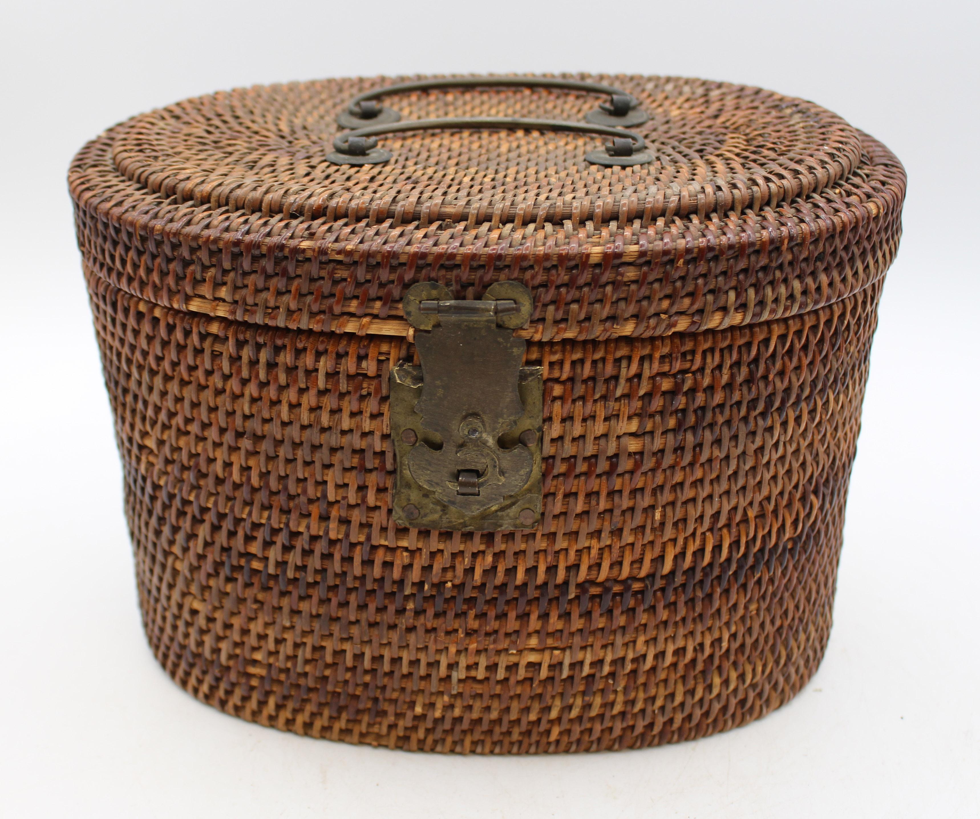 Circa 1880 Famille Rose Théière et bol à thé dans un panier en vente 1