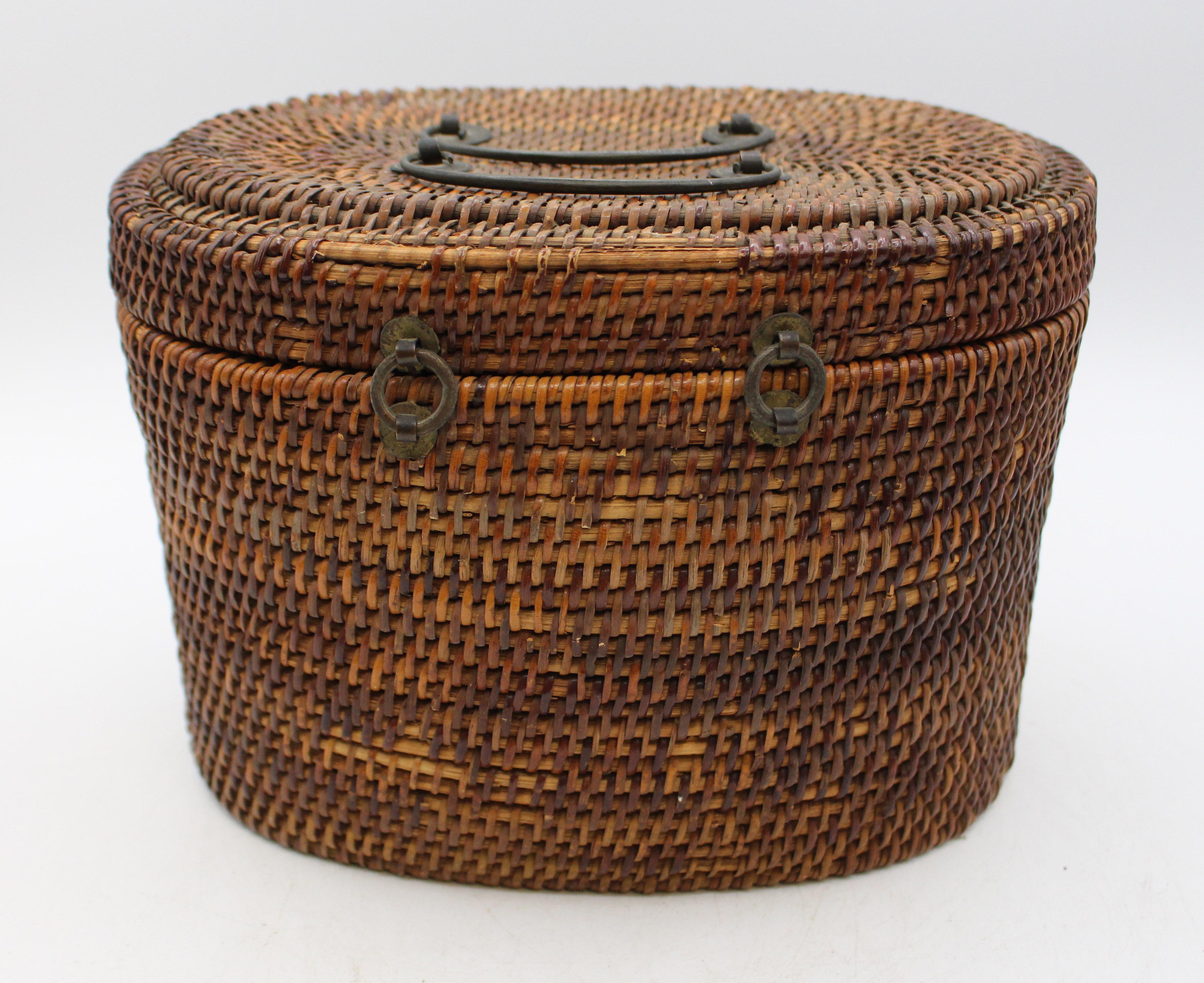 Circa 1880 Famille Rose Théière et bol à thé dans un panier en vente 2