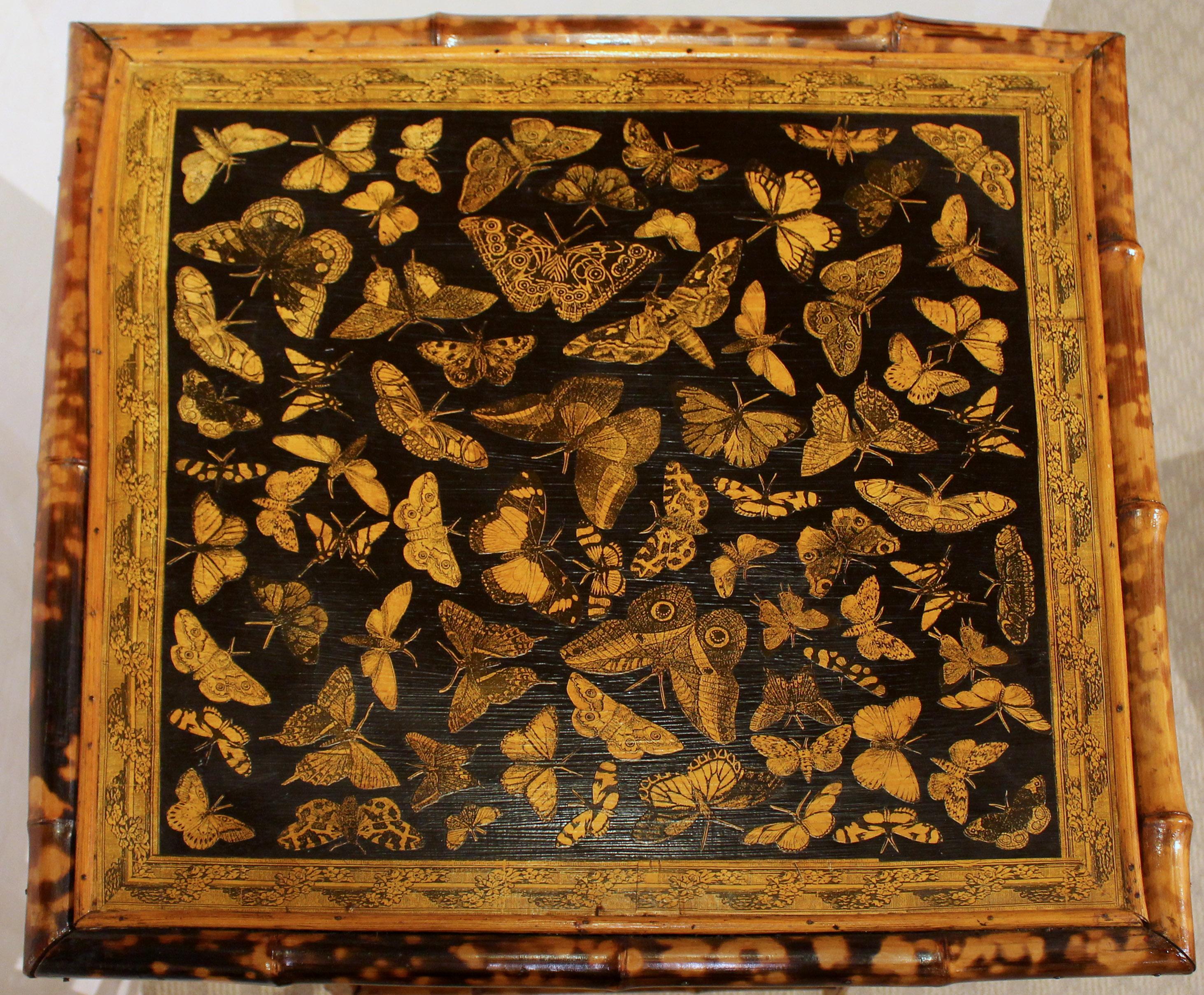 Table d'appoint carrée en bambou, circa 1880, anglais. La surface supérieure a été découpée artisanalement avec des papillons. Exceptionnelle base architecturale en treillis vertical avec des pieds en croix. Magnifique effet 