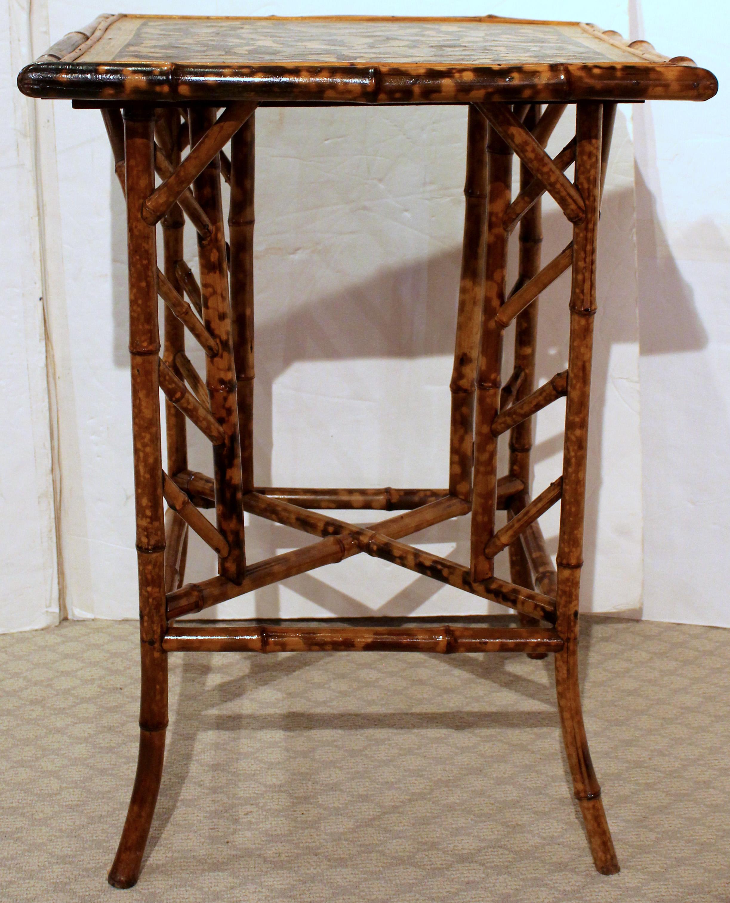 Découpage CIRCA - Grande table d'appoint carrée en bambou anglais des années 1880 en vente
