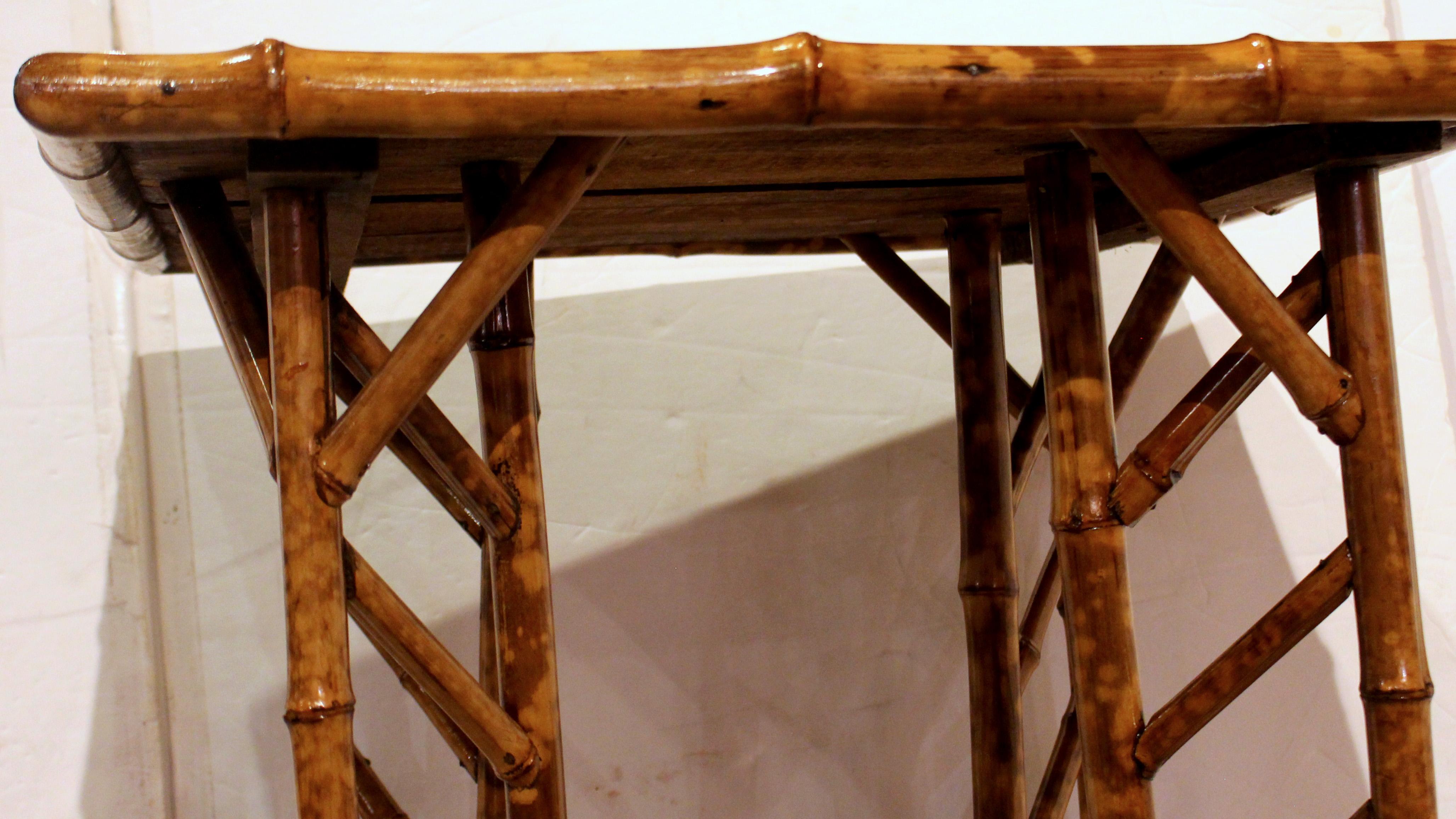 CIRCA - Grande table d'appoint carrée en bambou anglais des années 1880 Bon état - En vente à Chapel Hill, NC