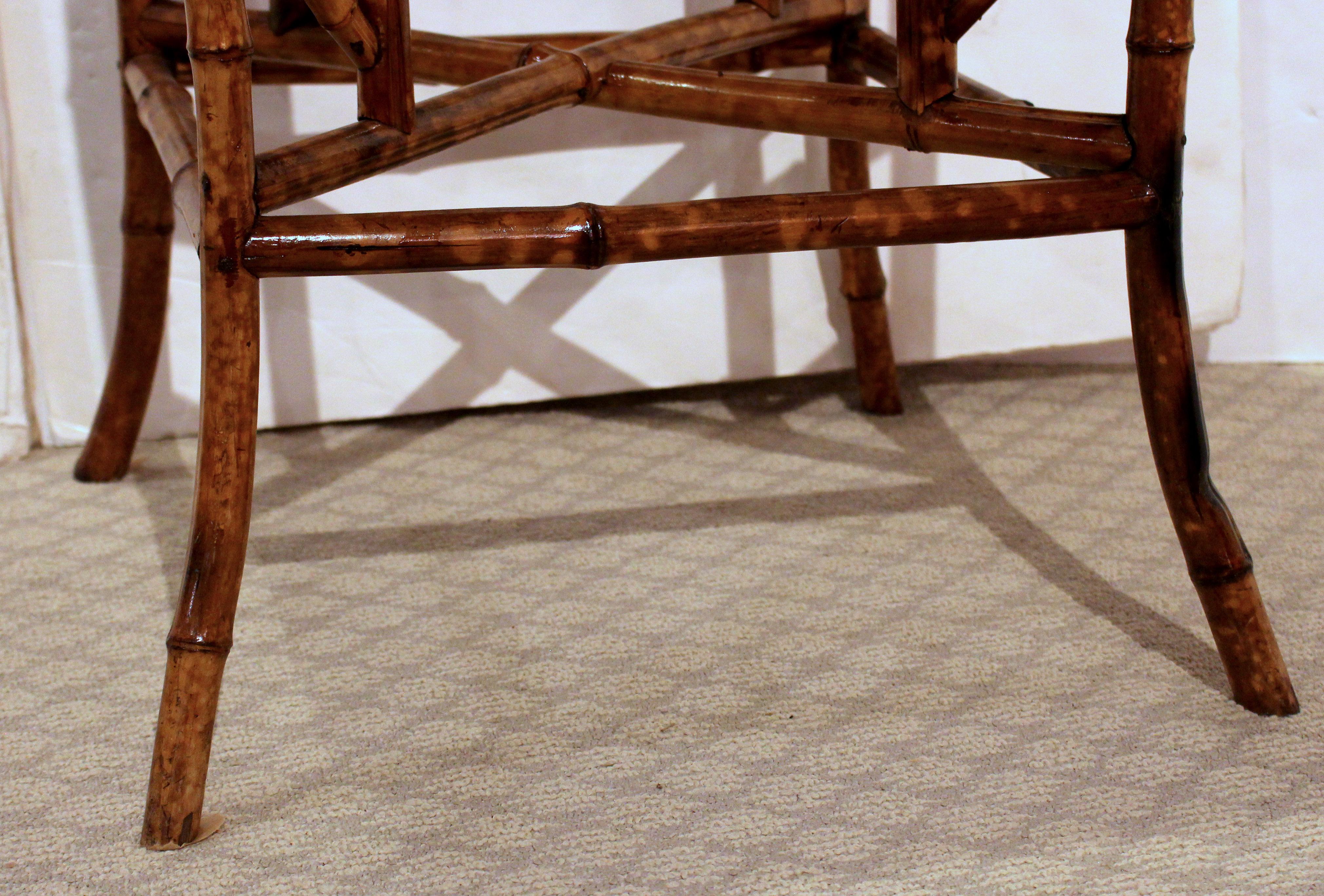 Fin du XIXe siècle CIRCA - Grande table d'appoint carrée en bambou anglais des années 1880 en vente