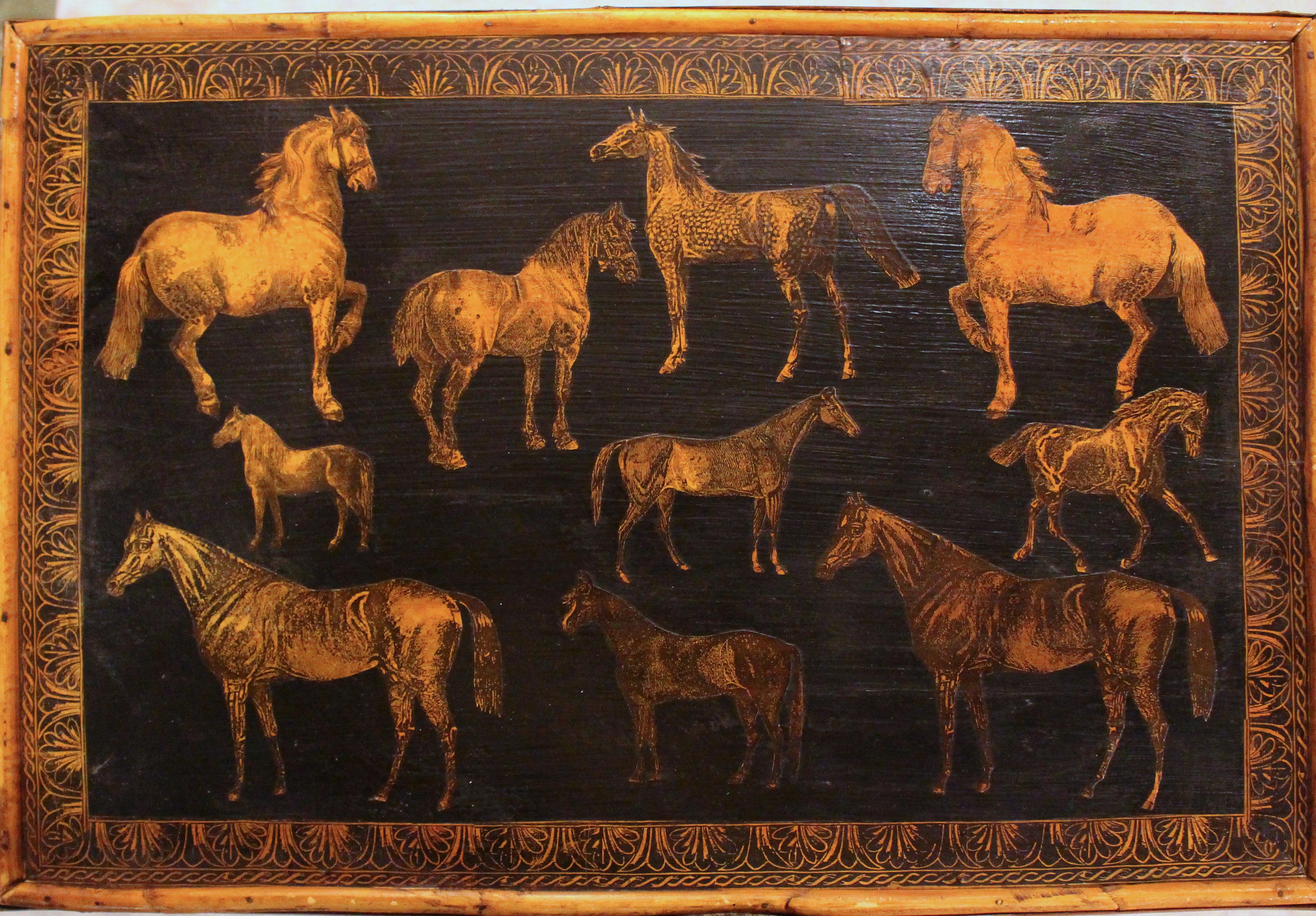 Tavolo rettangolare a 2 livelli in bambù del 1880 circa, inglese. Le superfici sono ora decorate artigianalmente con cavalli sul piano superiore e una stampa di caccia su quello inferiore. Ben rinforzato. Bambù ben lavorato. L. 24