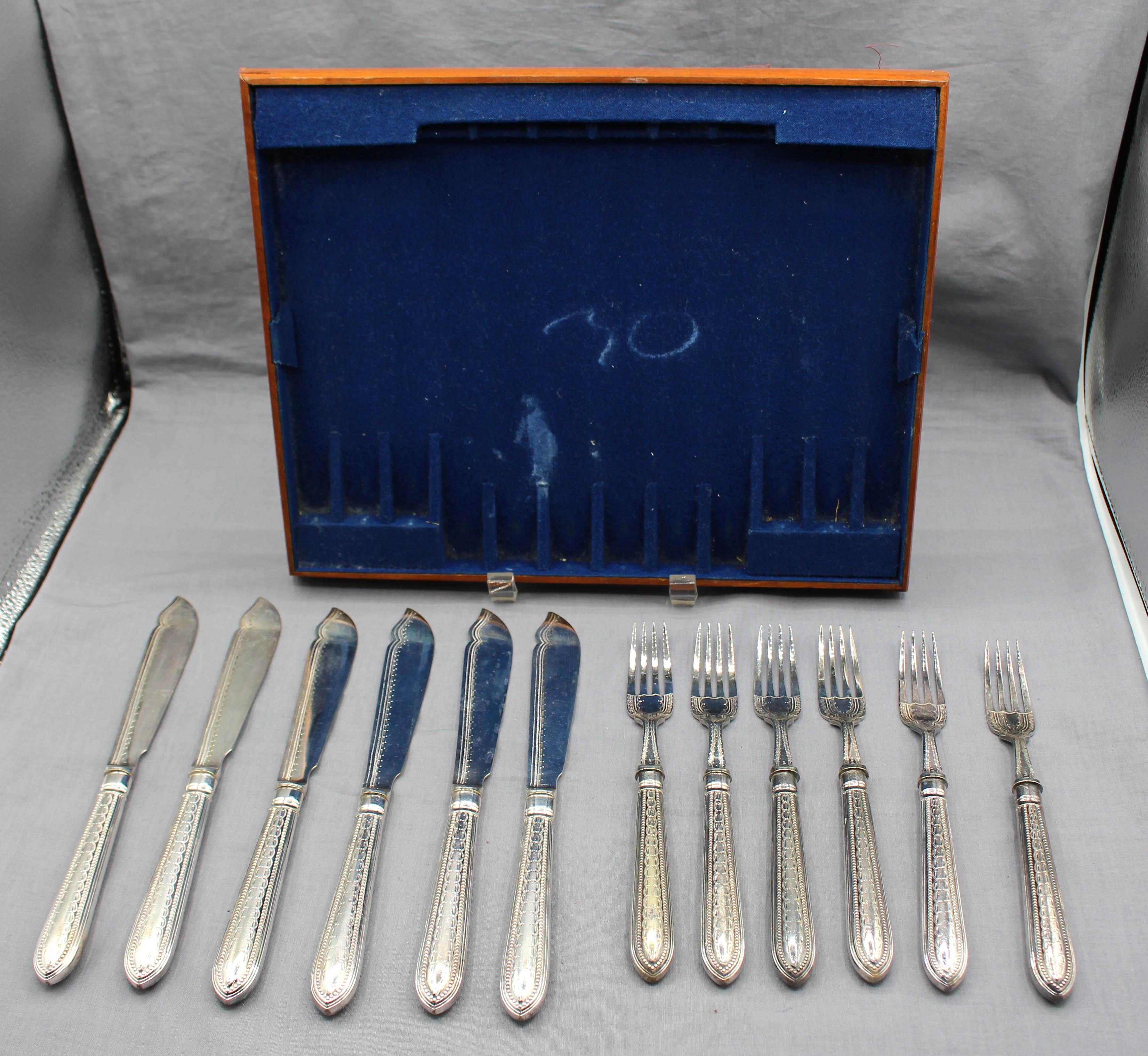 A circa 1880s set of fish knives & forks for 6, English. Silverplate made by William Hutton & Sons, Sheffield. Aesthetic taste. Fine condition.
Knife: 9.5