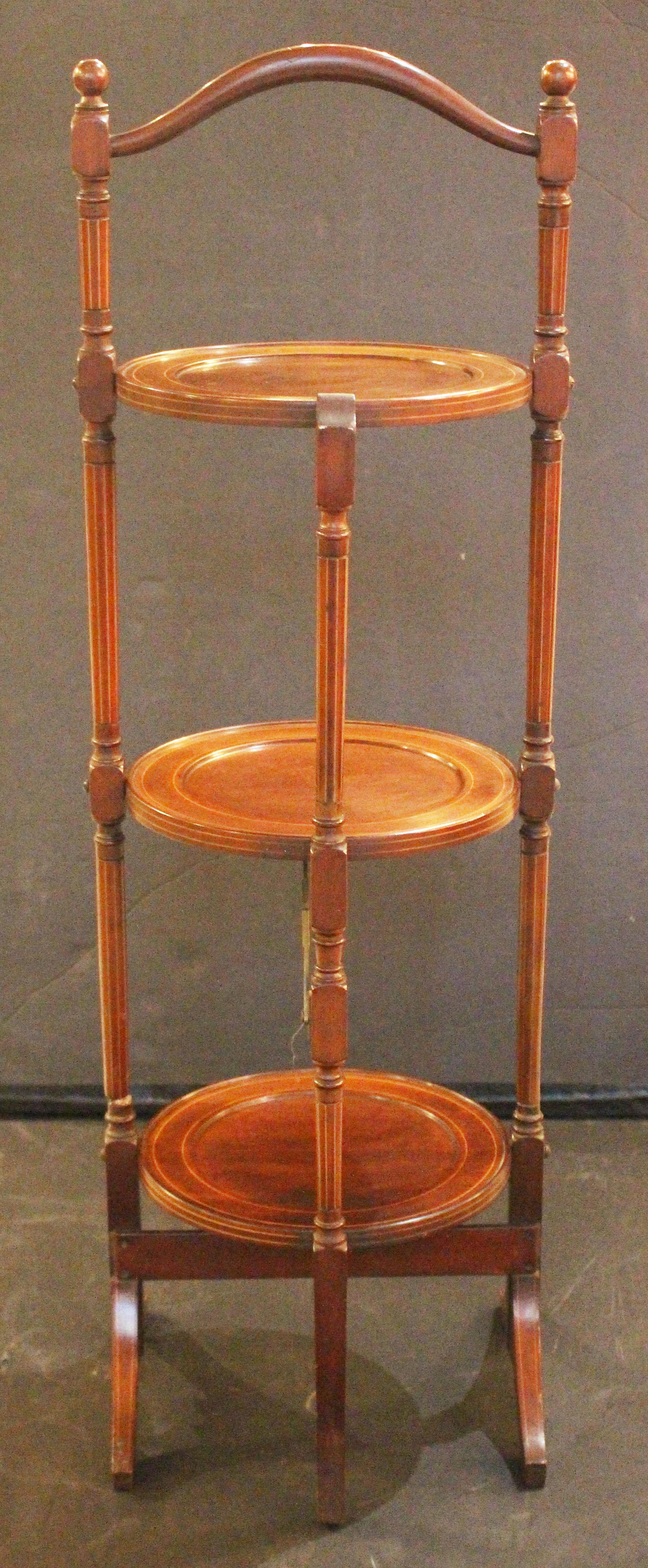 Anglais Circa 1885-1905 English Sheraton Revival Tilting Muffin Stand en vente