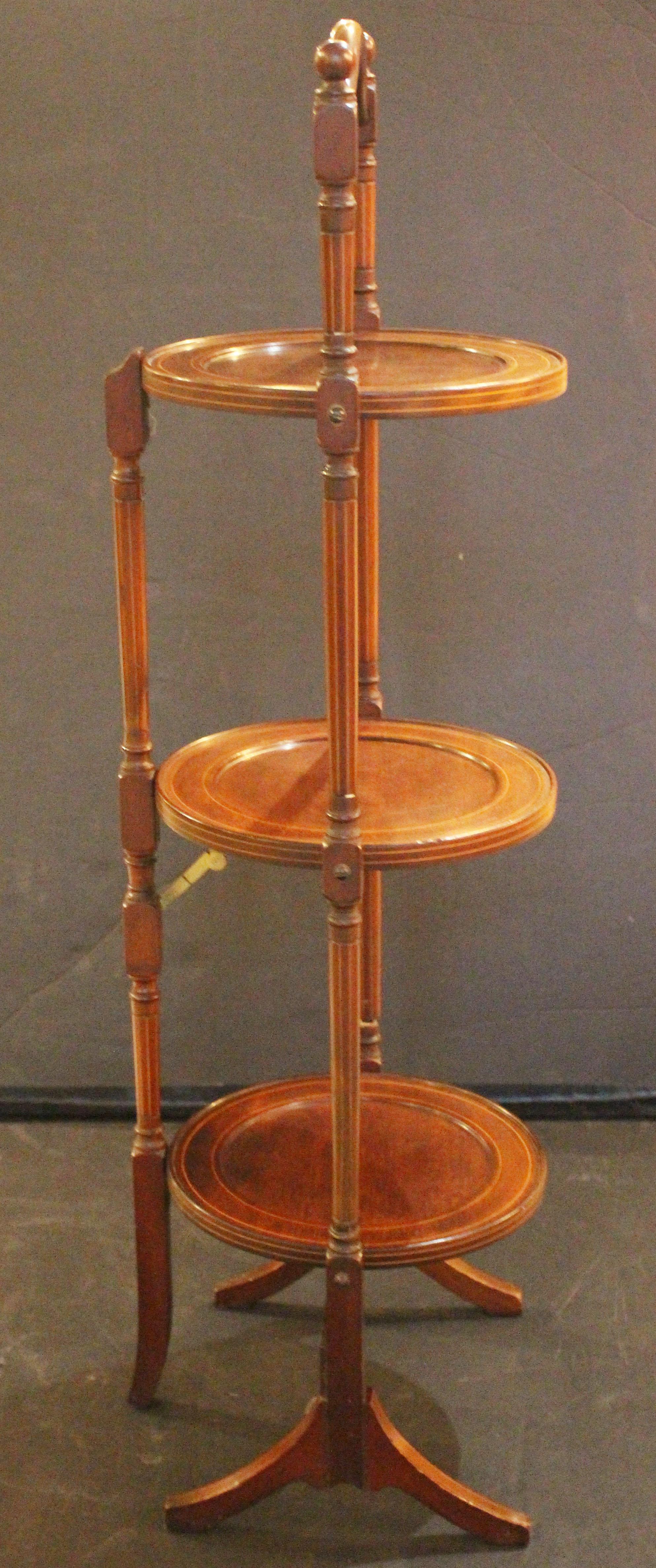 Circa 1885-1905 English Sheraton Revival Tilting Muffin Stand Bon état - En vente à Chapel Hill, NC