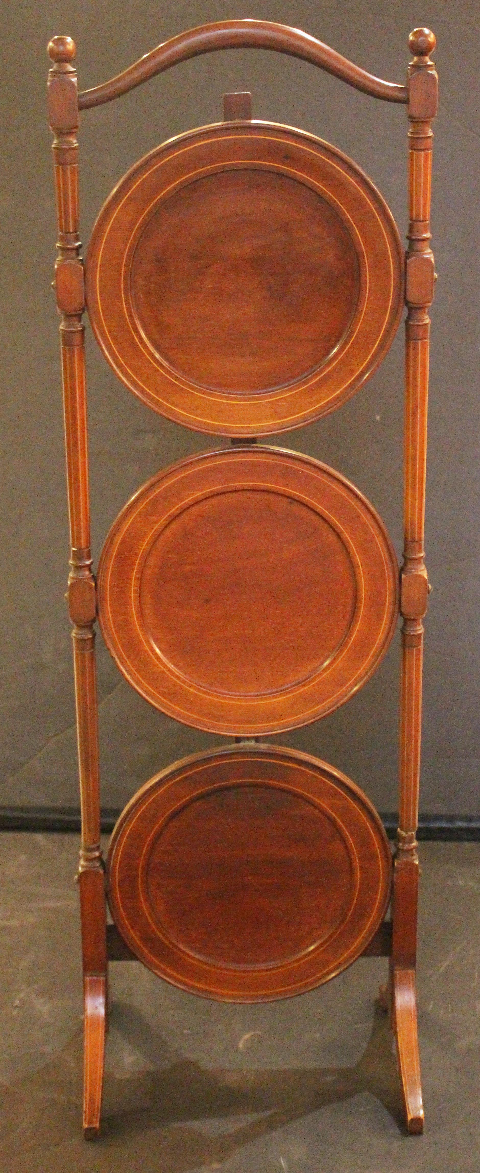 XIXe siècle Circa 1885-1905 English Sheraton Revival Tilting Muffin Stand en vente