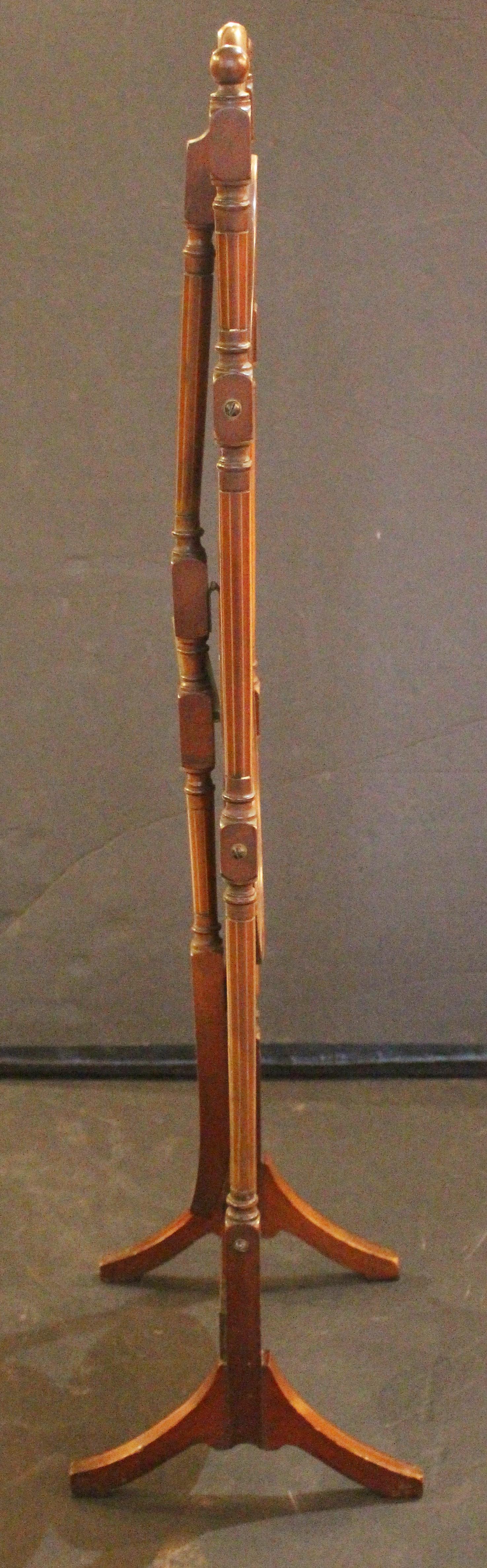 Bois Circa 1885-1905 English Sheraton Revival Tilting Muffin Stand en vente