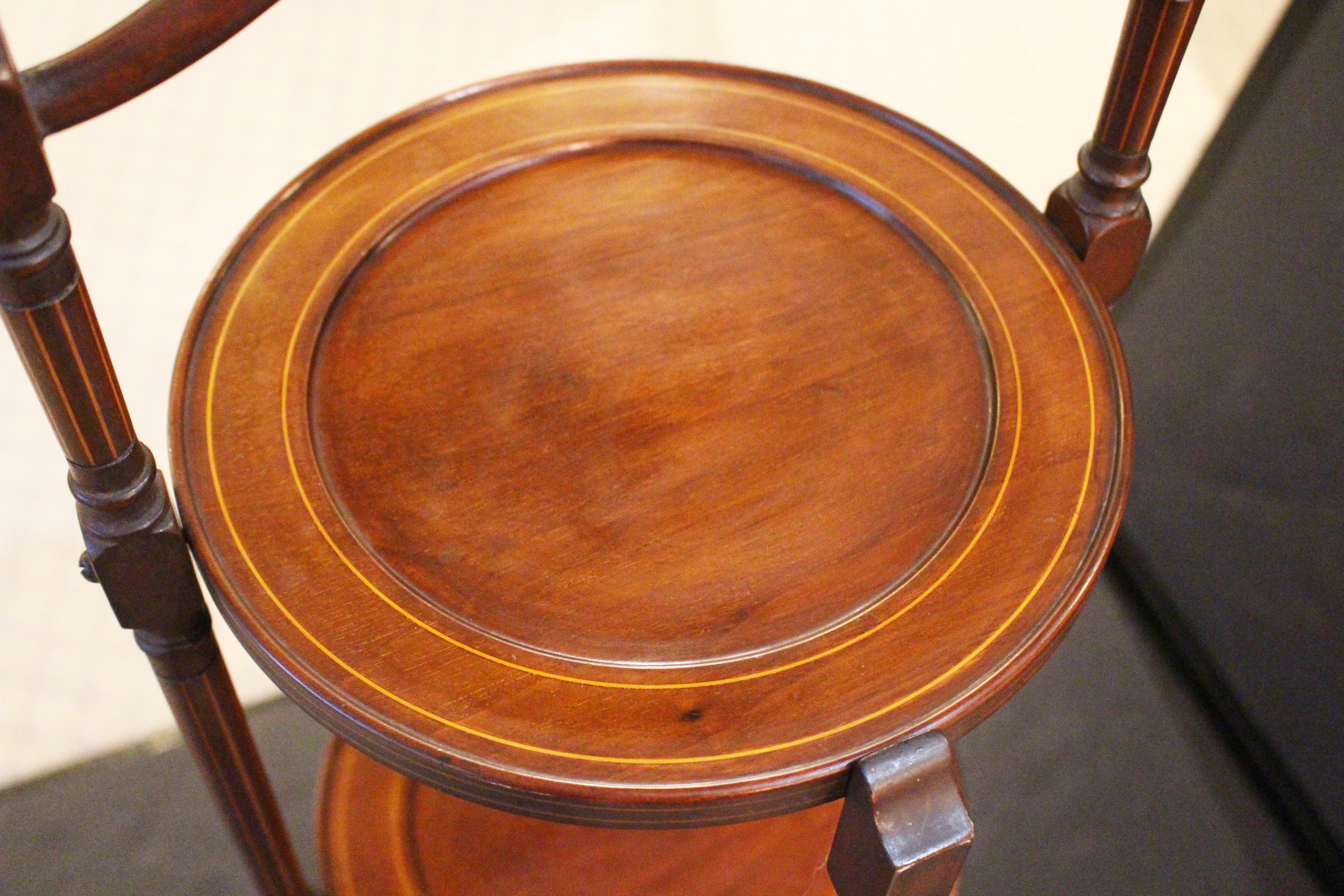 Circa 1885-1905 English Sheraton Revival Tilting Muffin Stand en vente 3