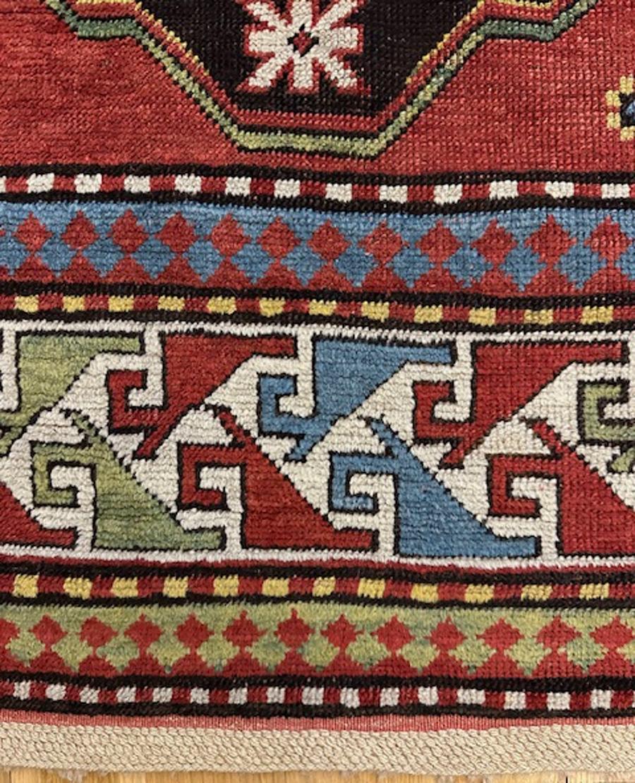 Wolkenband-Kazak-Teppich aus Armenien, Südwest-Kaukasus

Alter: ca. 1885

Größe: 7′.6″x4′.4″ (229×132 cm)

Jedes Medaillon ist mit acht schlangenförmigen Wolkenbändern in Elfenbein und Rot verziert, deren Zentren in Blau und Gelb gehalten sind; die