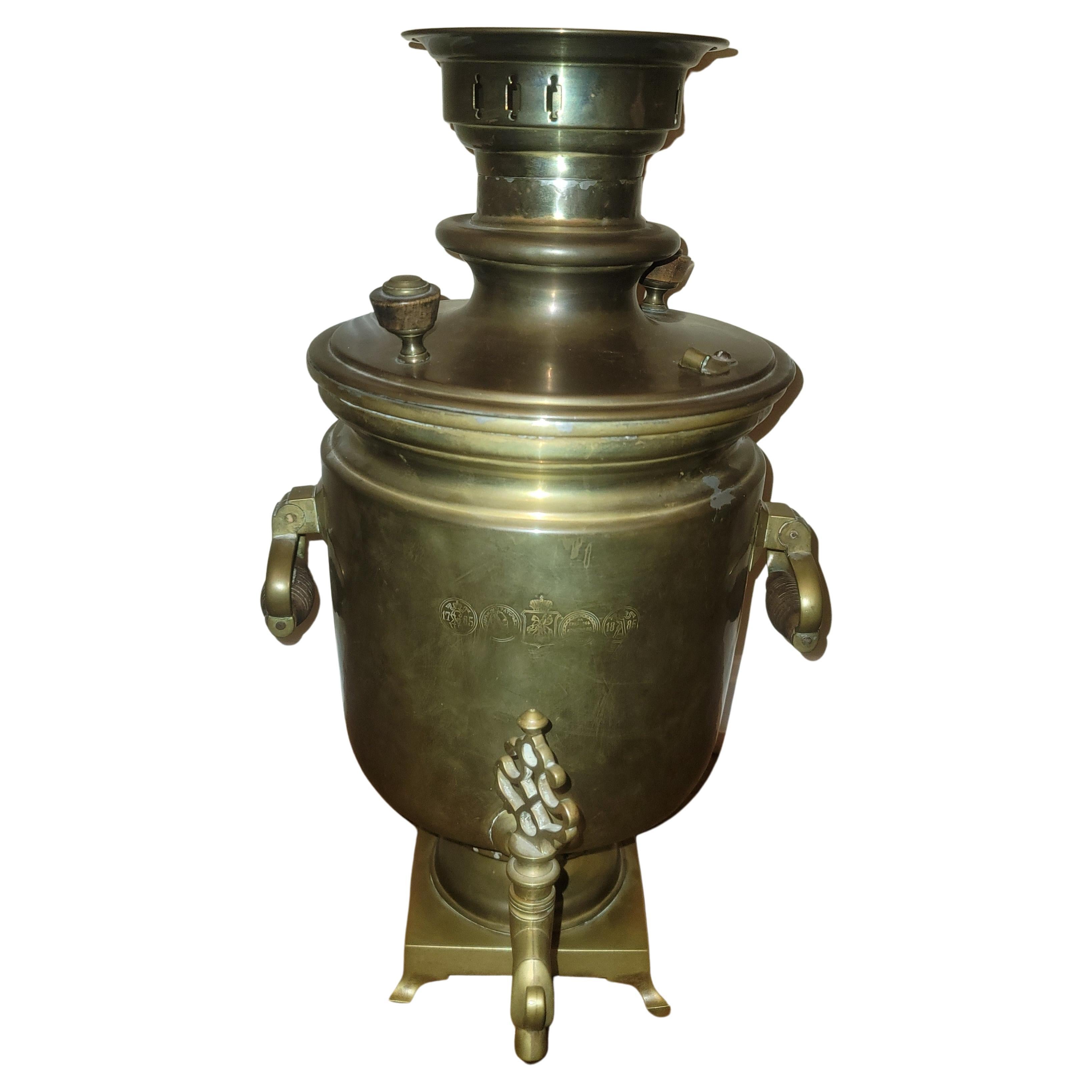 Fabuleux et grand Samovar russe en laiton et bois, daté de 1885. Poinçons sur le devant et le dessus. Aujourd'hui, il doit être utilisé comme une pièce décorative et non comme une pièce utilisable.
