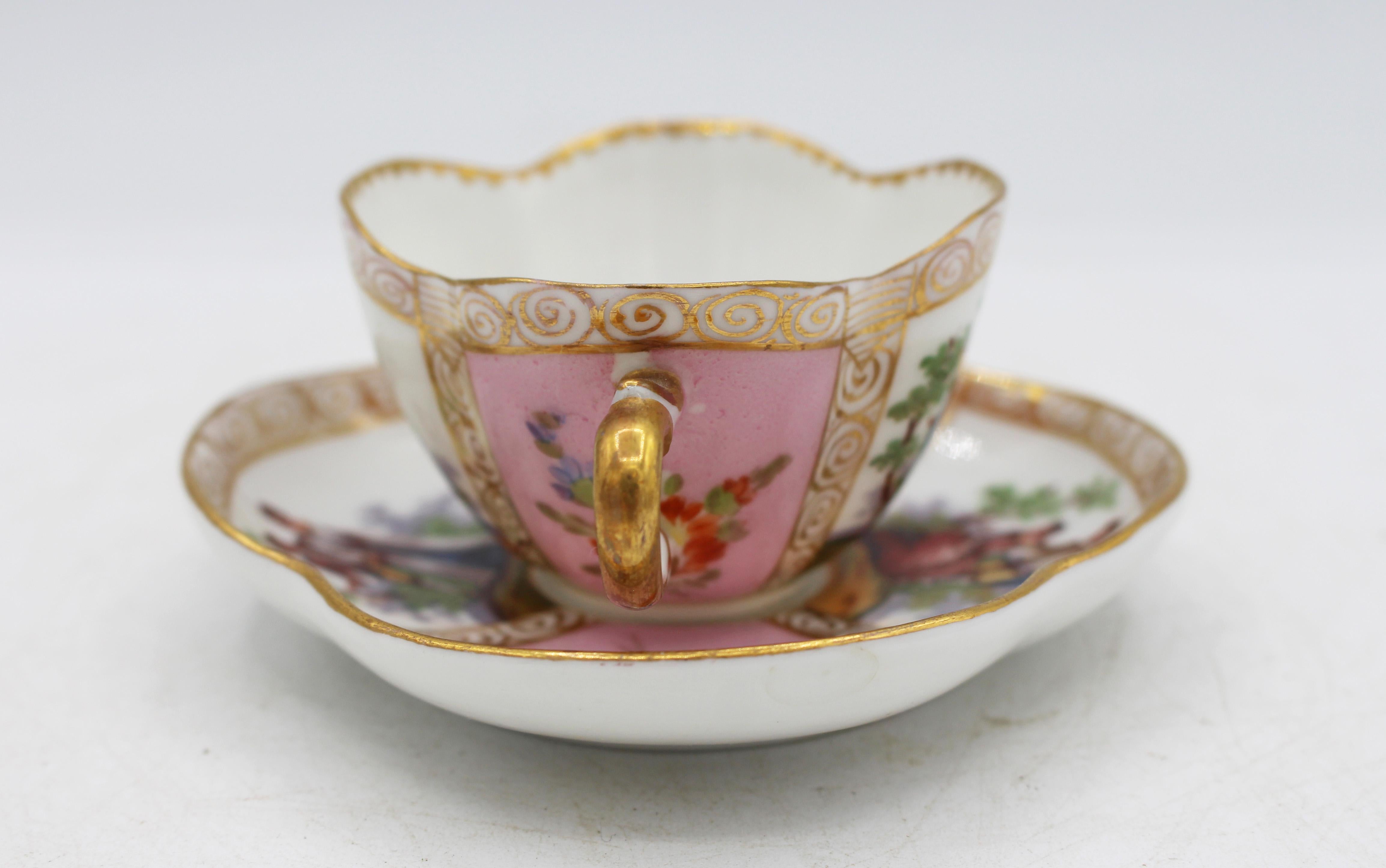 Allemand Circa 1888-1916 Richard Klemm, Dresden Quatrefoil Demitasse Cup & Saucer en vente