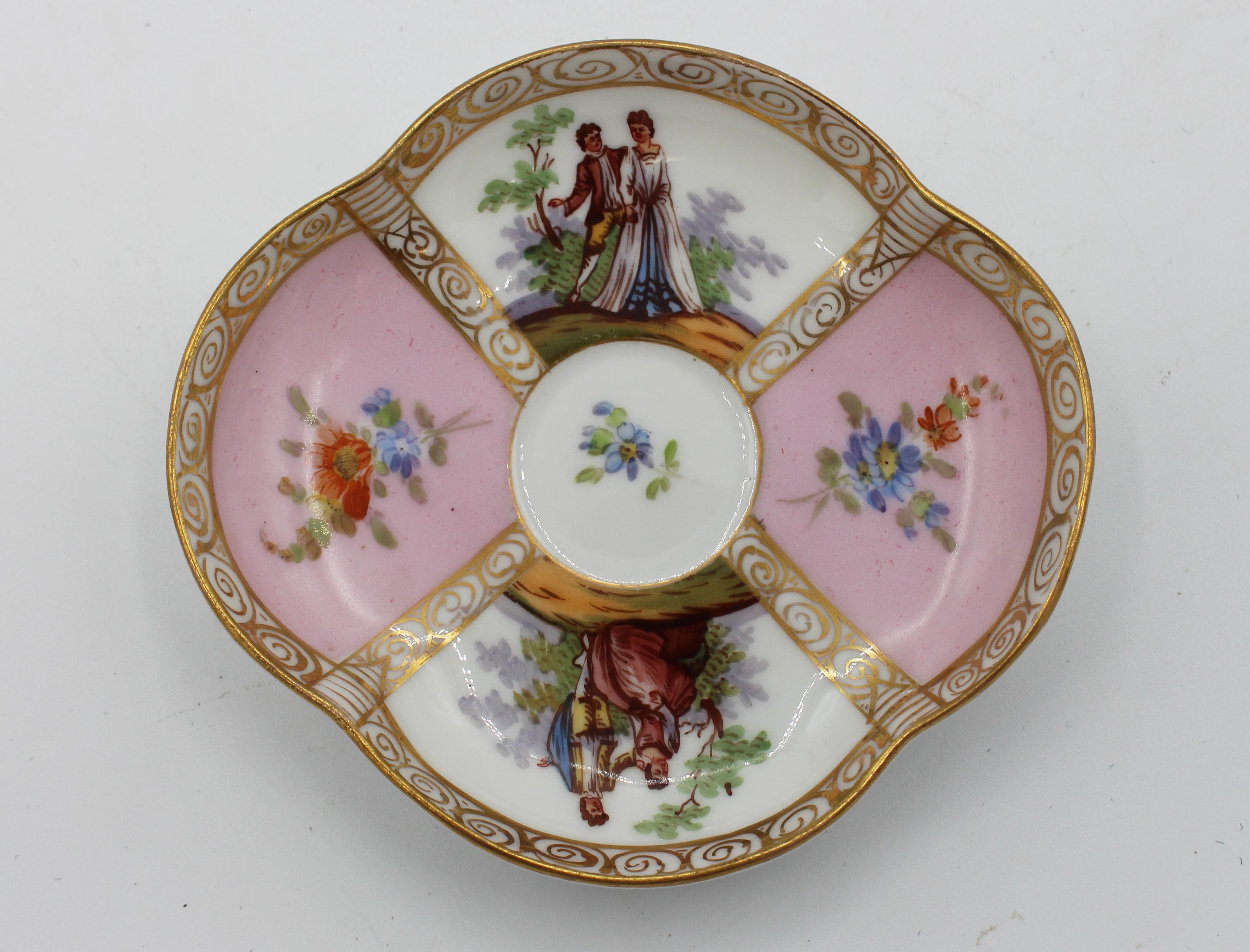 Peint à la main Circa 1888-1916 Richard Klemm, Dresden Quatrefoil Demitasse Cup & Saucer en vente
