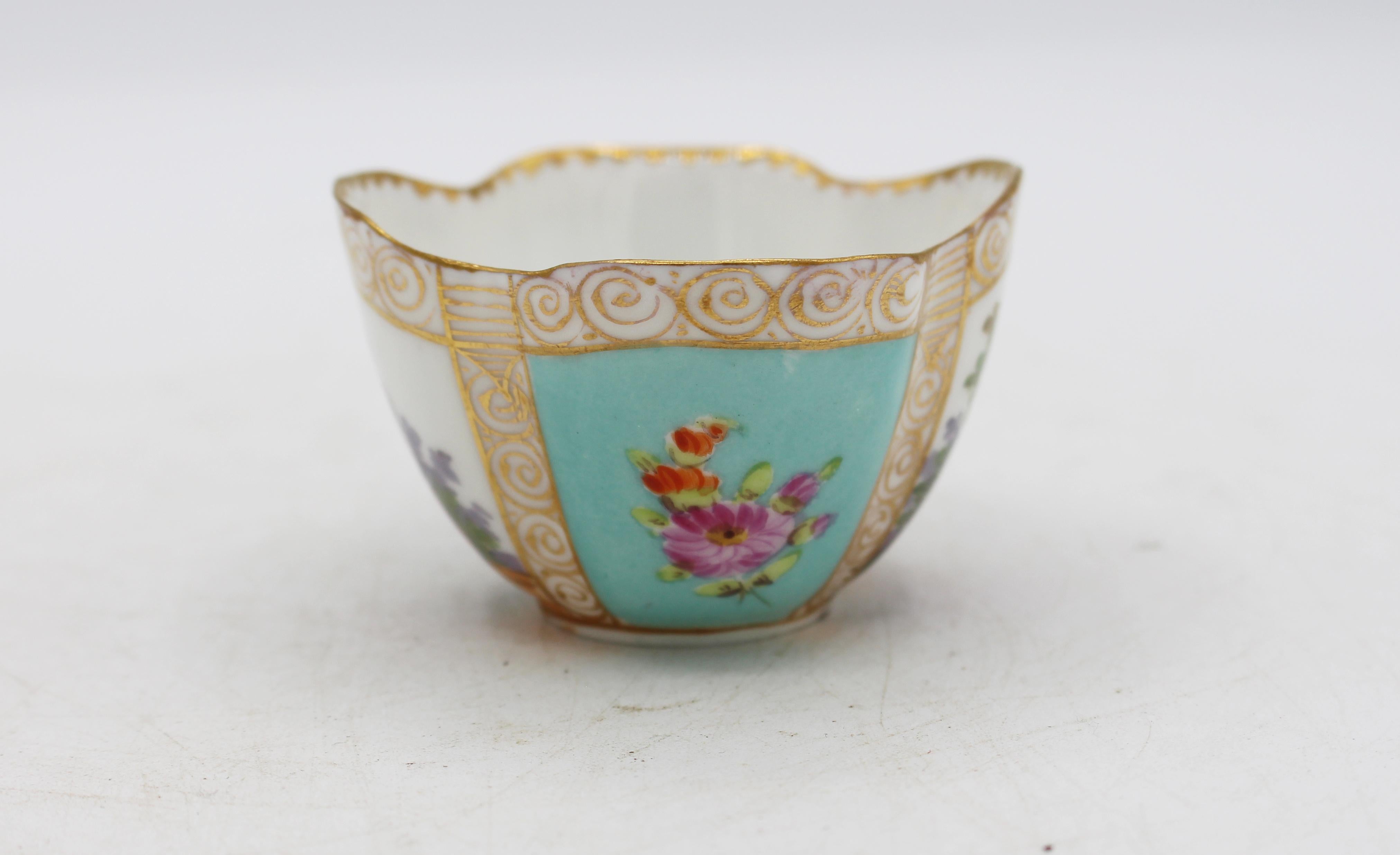 Porcelaine Circa 1888-1916 Richard Klemm, Dresden Quatrefoil Demitasse Cup & Saucer en vente