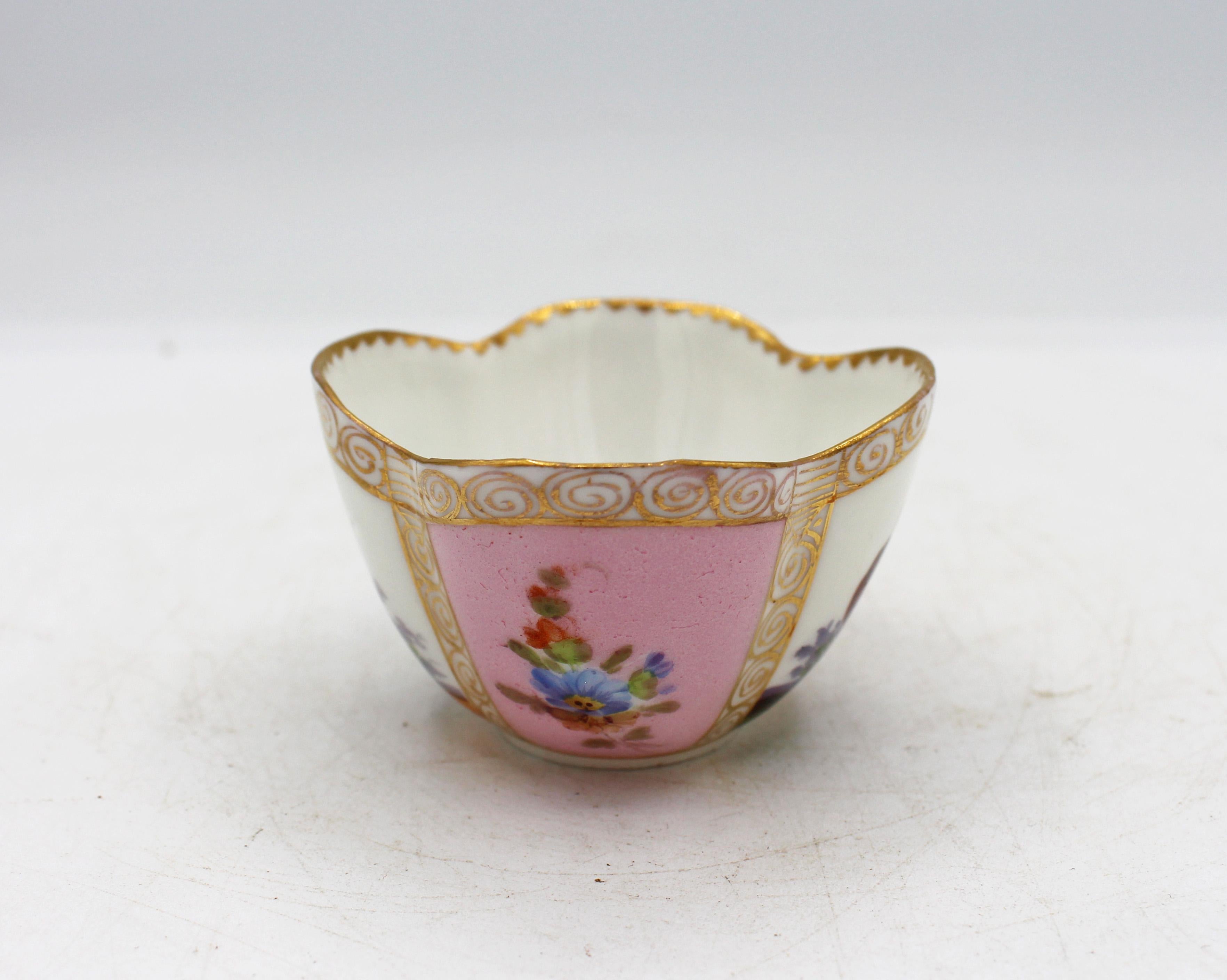 Porcelaine Circa 1888-1916 Richard Klemm, Dresden Quatrefoil Demitasse Cup & Saucer en vente
