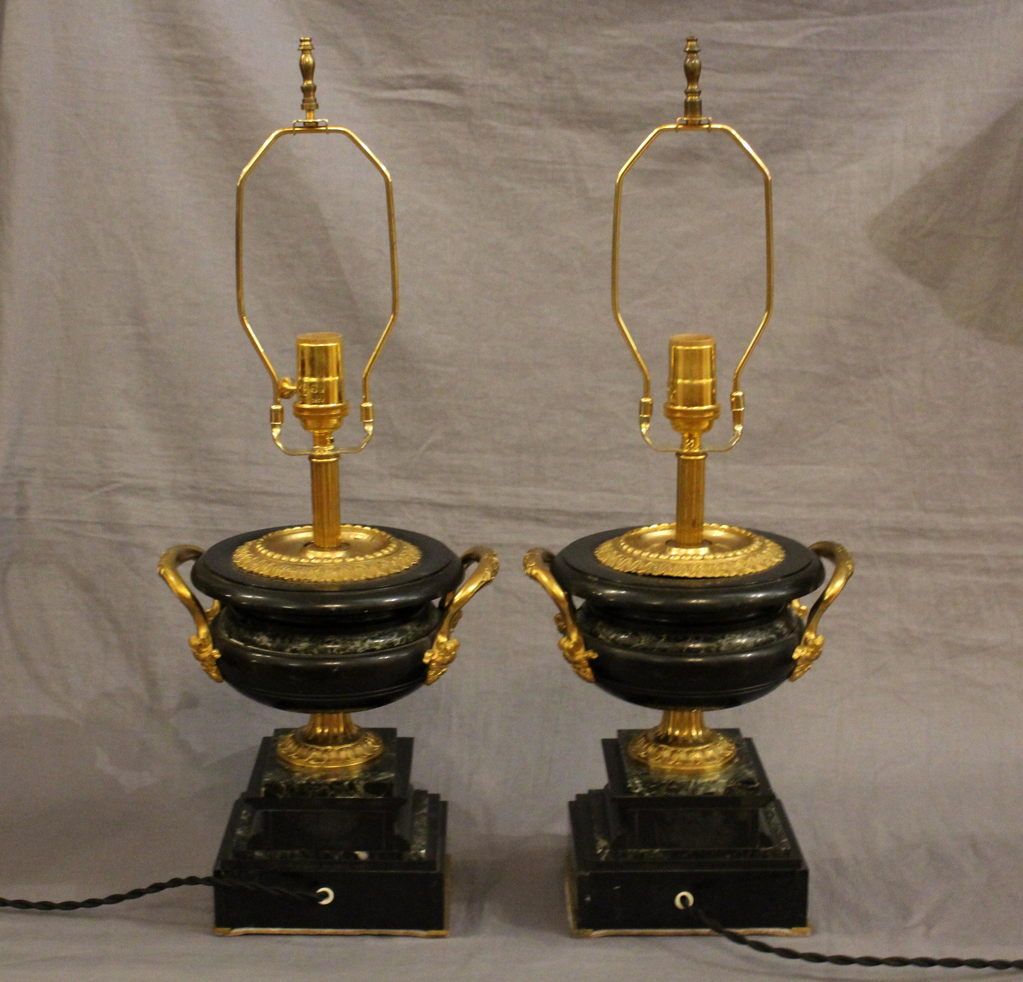 Circa 1890-1910 Pareja de lámparas de sobremesa inglesas con urna de mármol y bronce dorado Neoclásico en venta
