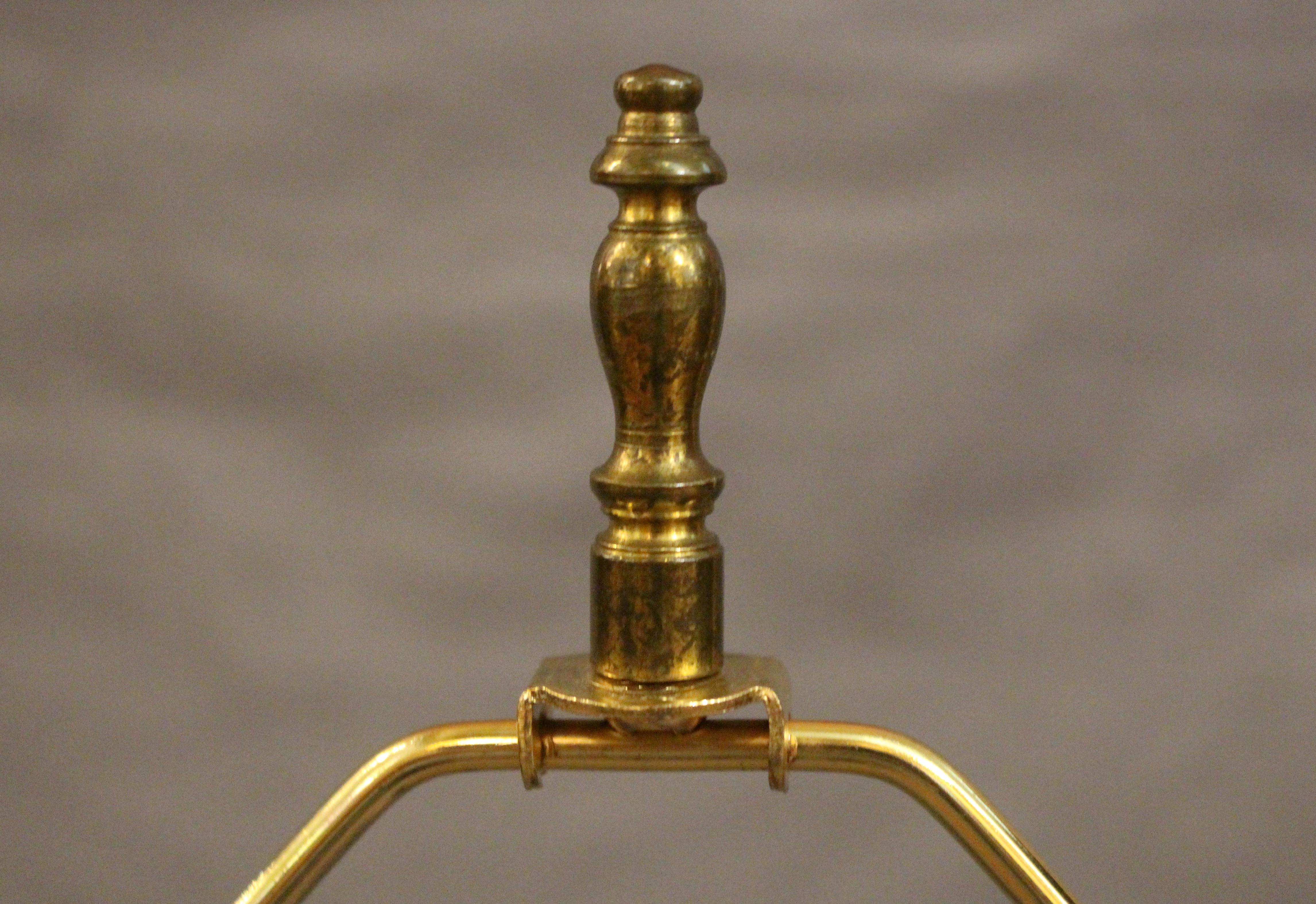 Circa 1890-1910 Pareja de lámparas de sobremesa inglesas con urna de mármol y bronce dorado Inglés en venta