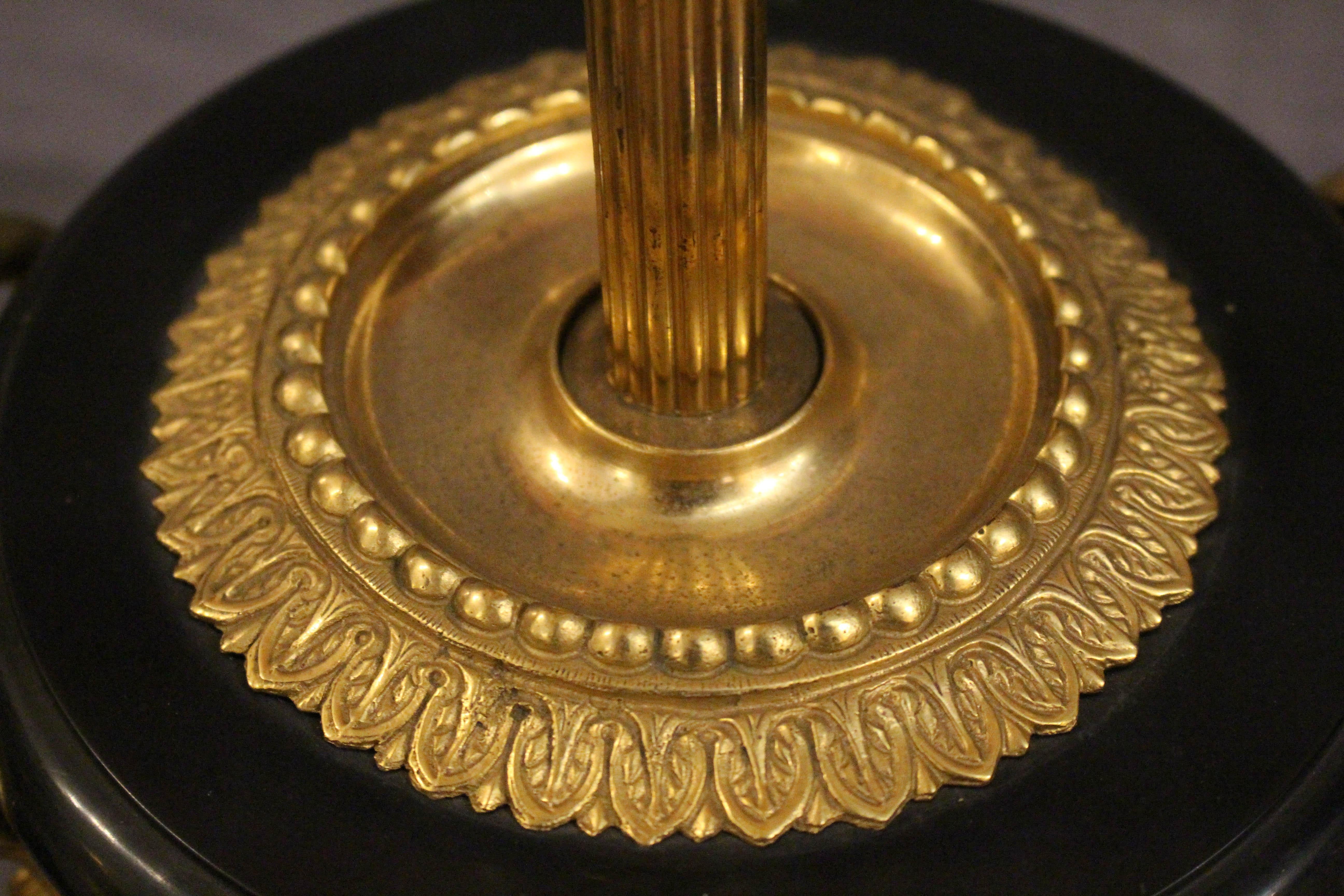 Circa 1890-1910 Pareja de lámparas de sobremesa inglesas con urna de mármol y bronce dorado Dorado en venta