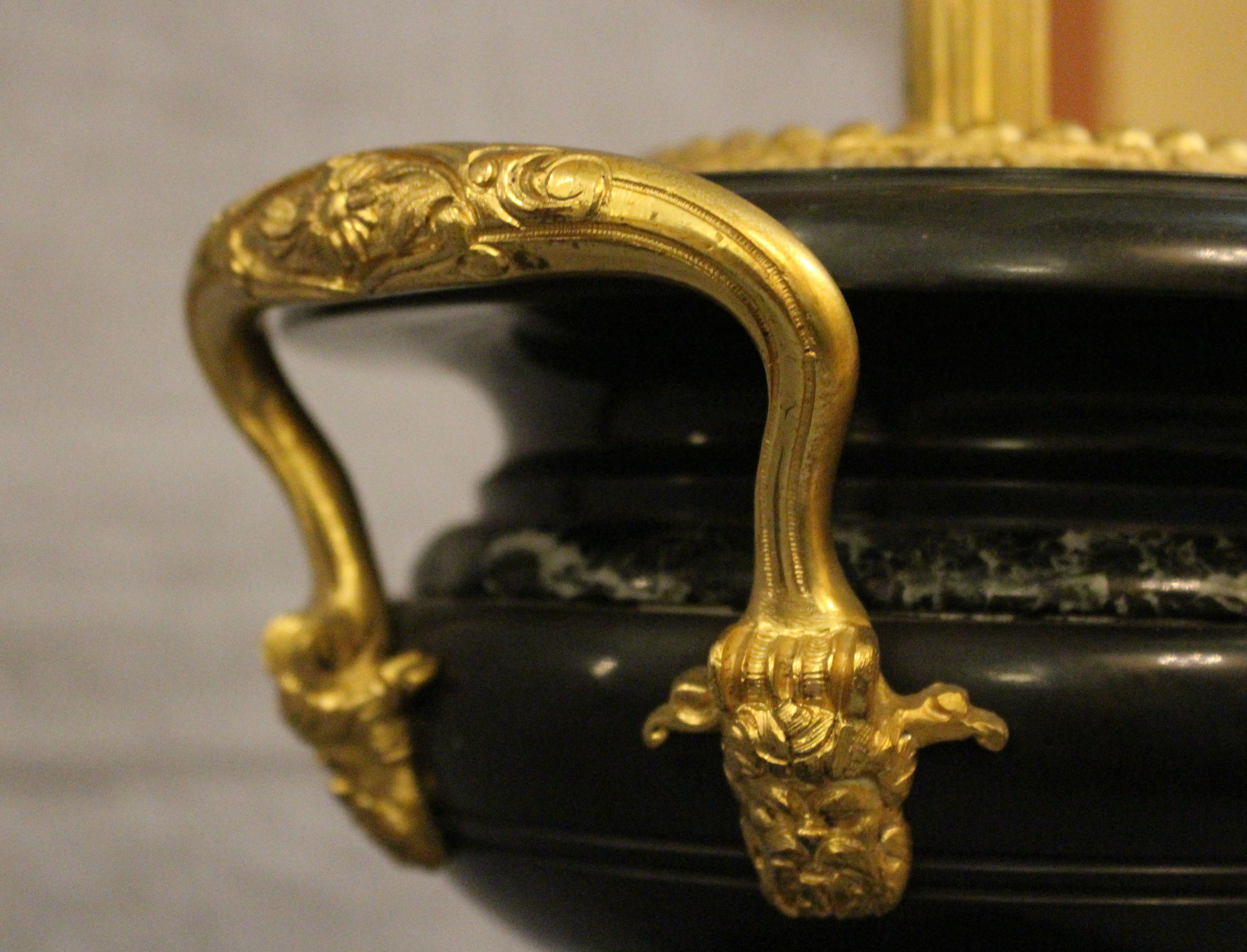 Circa 1890-1910 Pareja de lámparas de sobremesa inglesas con urna de mármol y bronce dorado en Bueno estado para la venta en Chapel Hill, NC