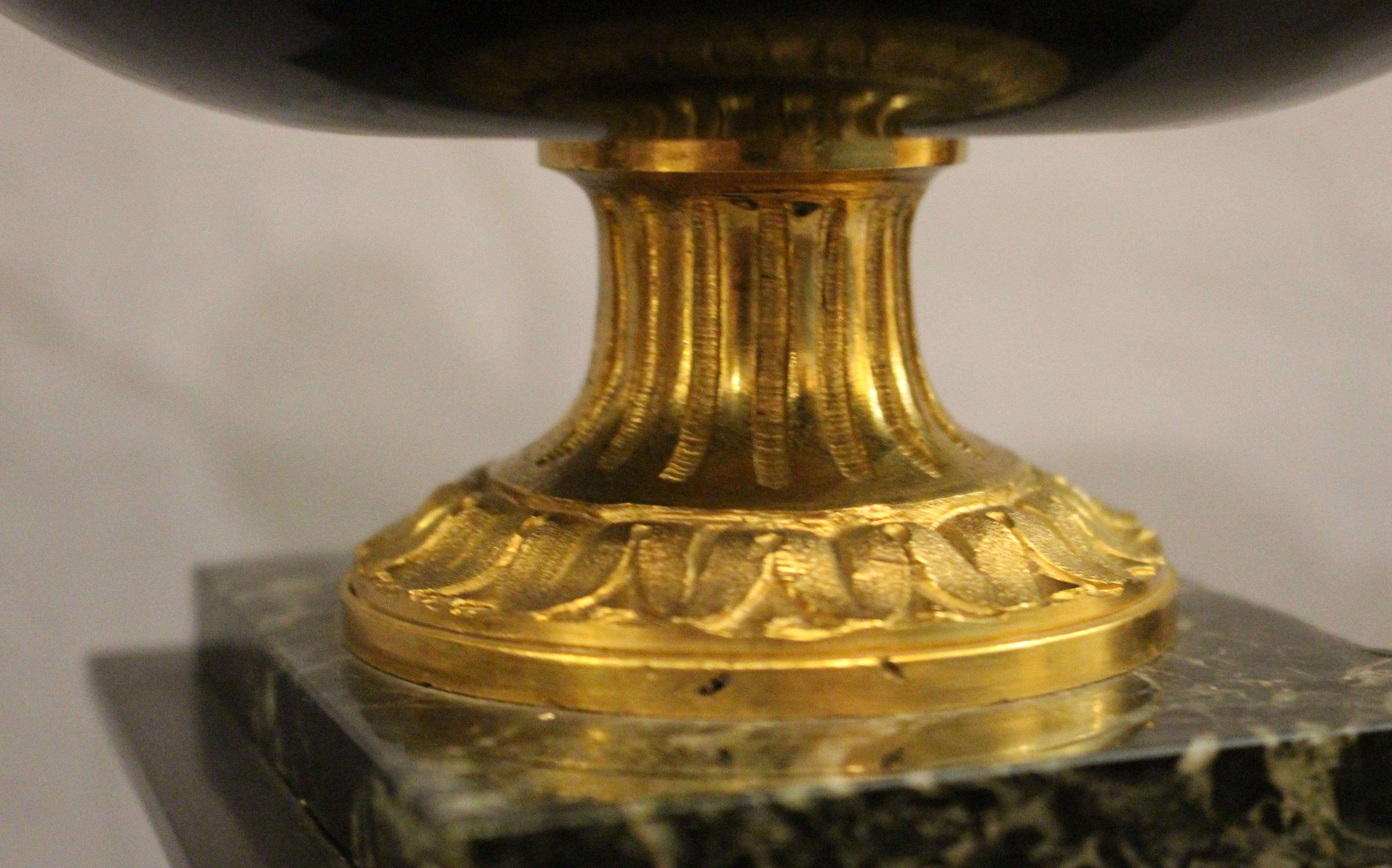 Circa 1890-1910 Pareja de lámparas de sobremesa inglesas con urna de mármol y bronce dorado siglo XIX en venta
