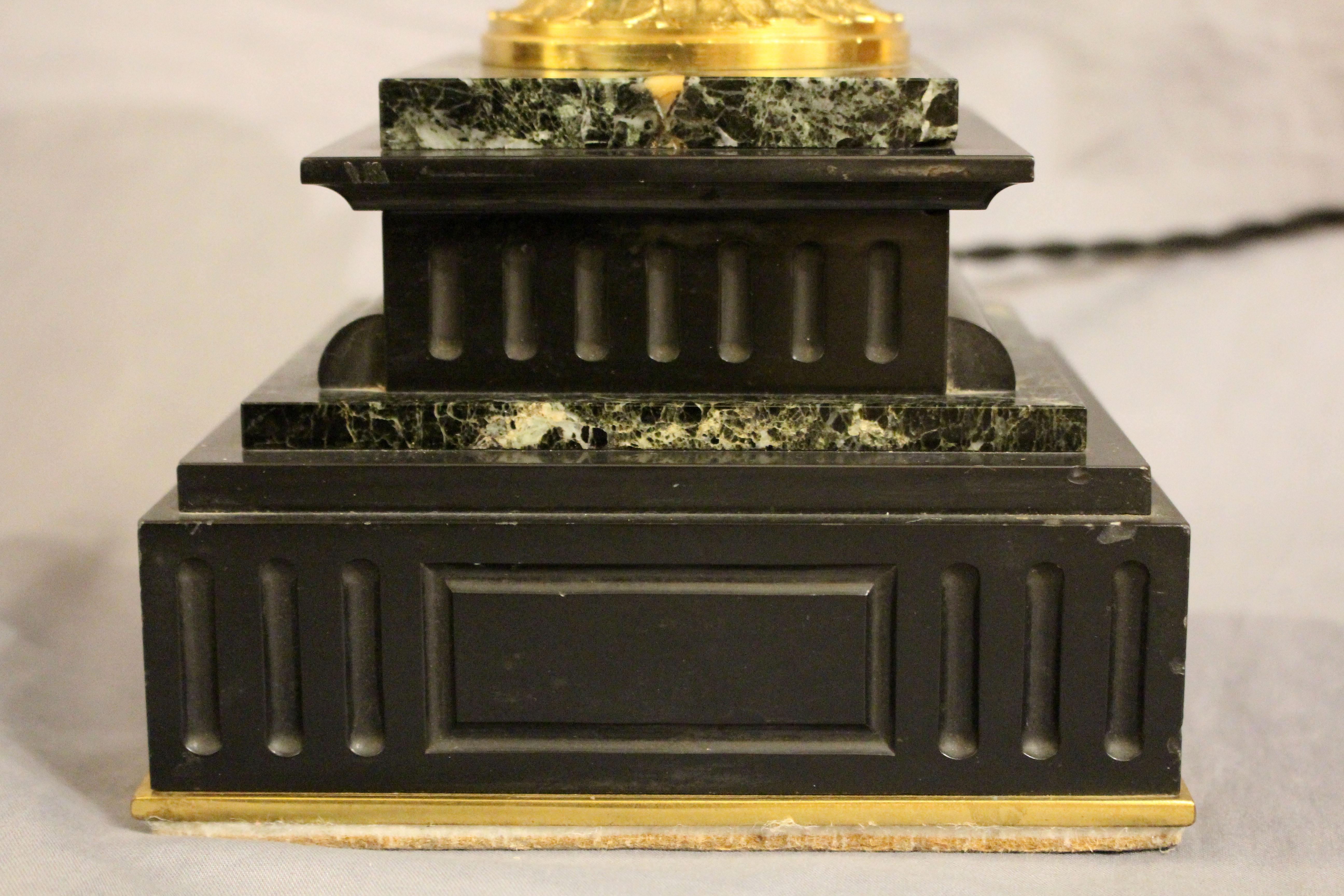 Circa 1890-1910 Pareja de lámparas de sobremesa inglesas con urna de mármol y bronce dorado Bronce en venta