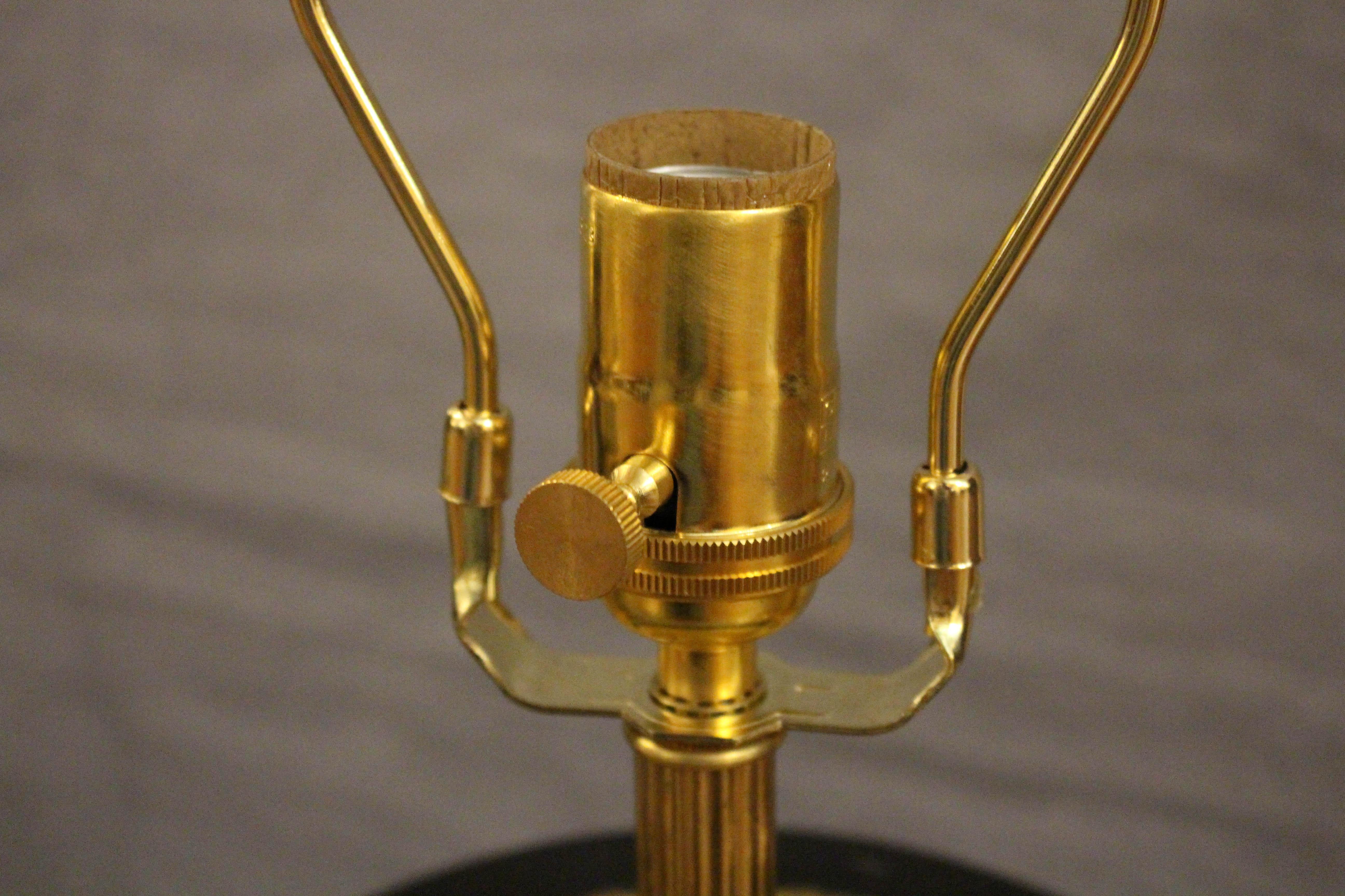 Circa 1890-1910 Pareja de lámparas de sobremesa inglesas con urna de mármol y bronce dorado en venta 1